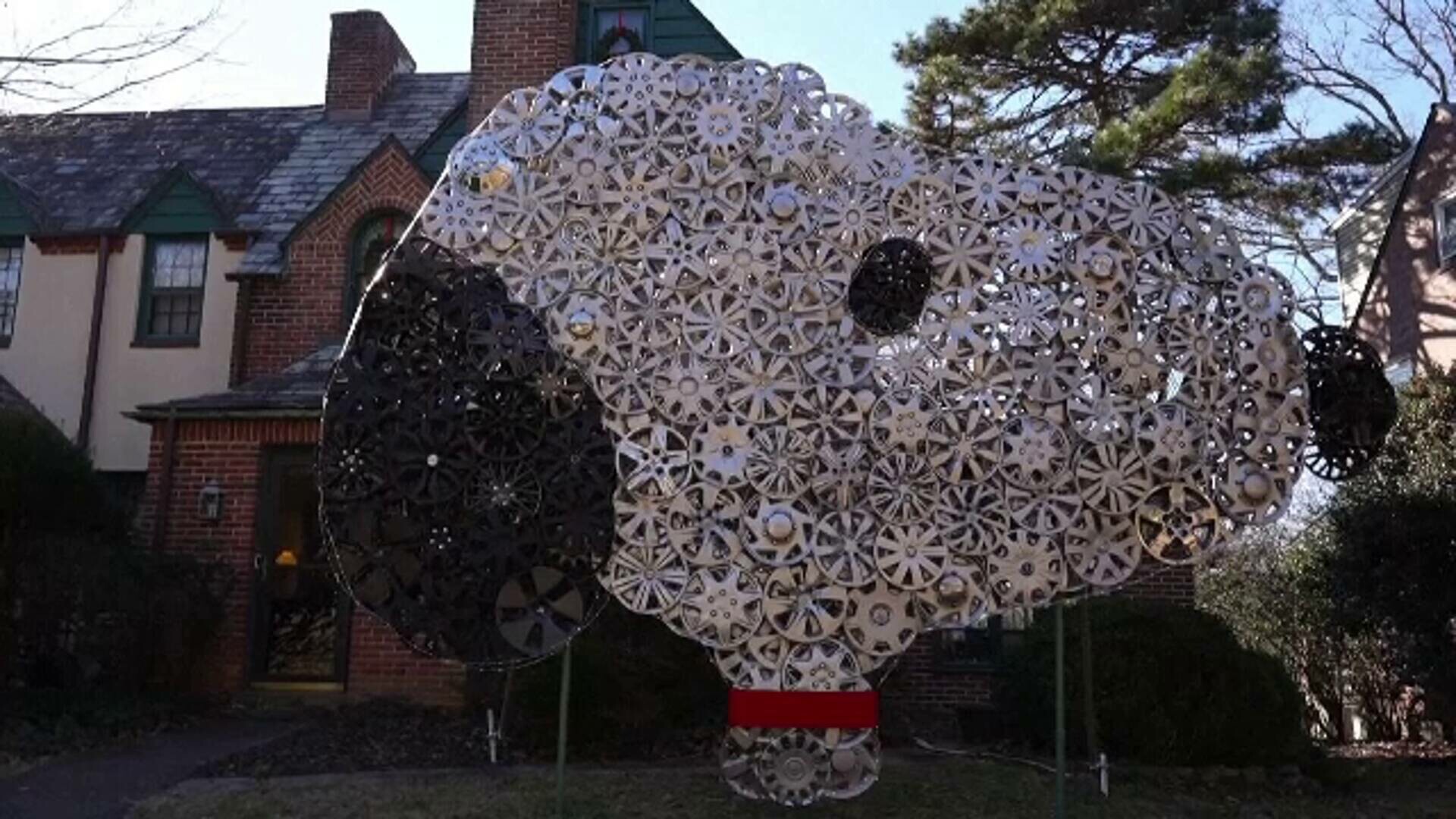 Un bărbat din SUA a transformat o pasiune neobișnuită într-o operă de artă. Ce a făcut cu sute de capace de roți pierdute