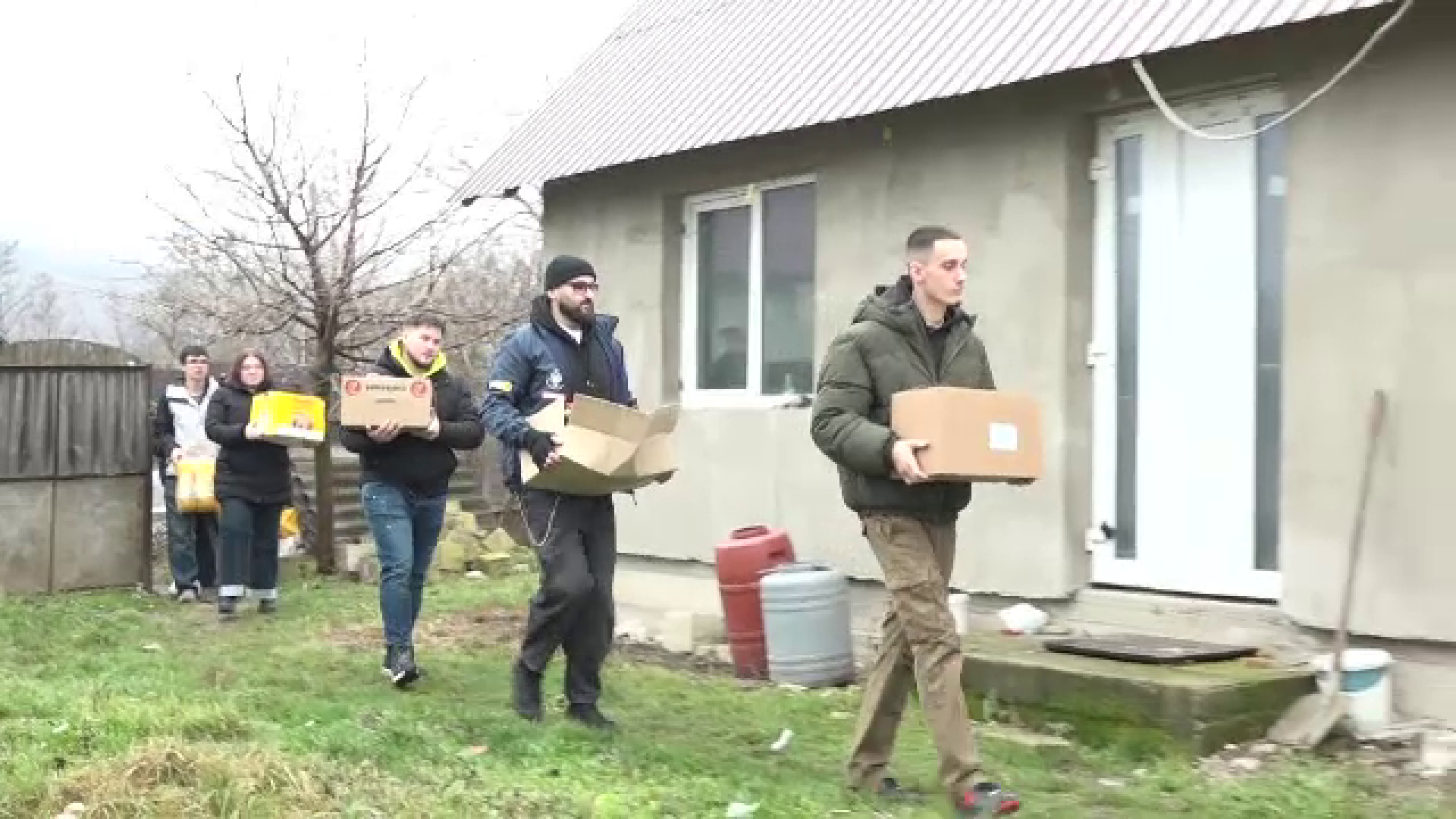 Pasionații de off-road, ajutoarele lui Moș Crăciun pentru bătrânii din Iași. Oamenii le-au mulțumit cu lacrimi în ochi