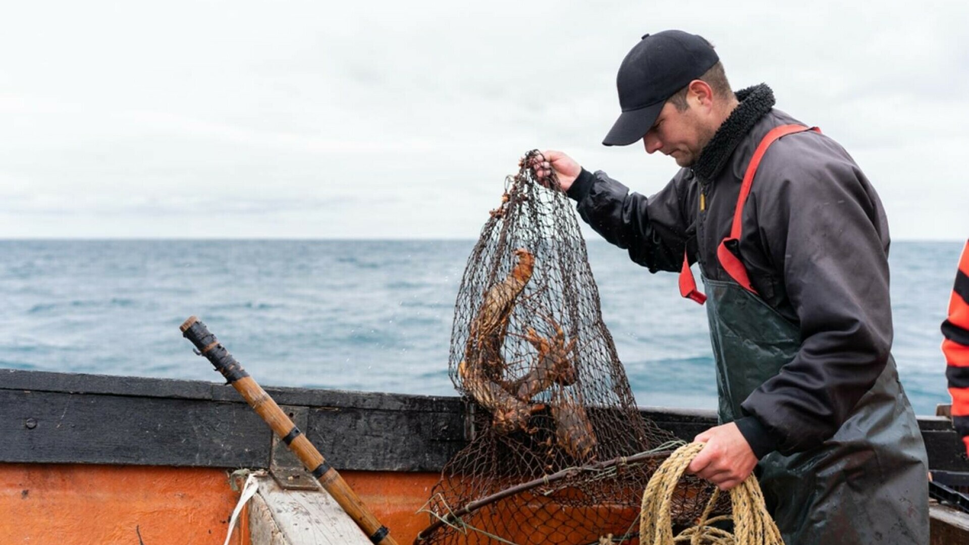 ”Nu am mai văzut niciodată așa ceva”. Un pescar de 26 de ani a prins un pește-canar de peste 4,6 kilograme