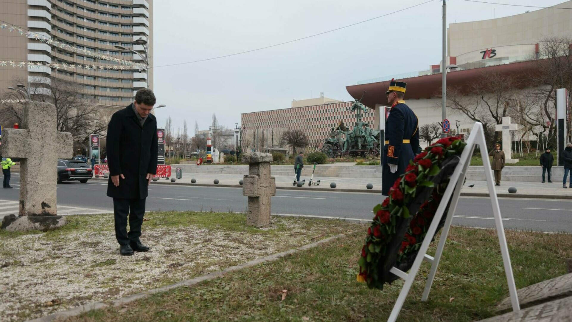 Nicușor Dan a depus o coroană de flori pentru eroii Revoluției din 1989. Mesajul președintelui și premierului României. FOTO