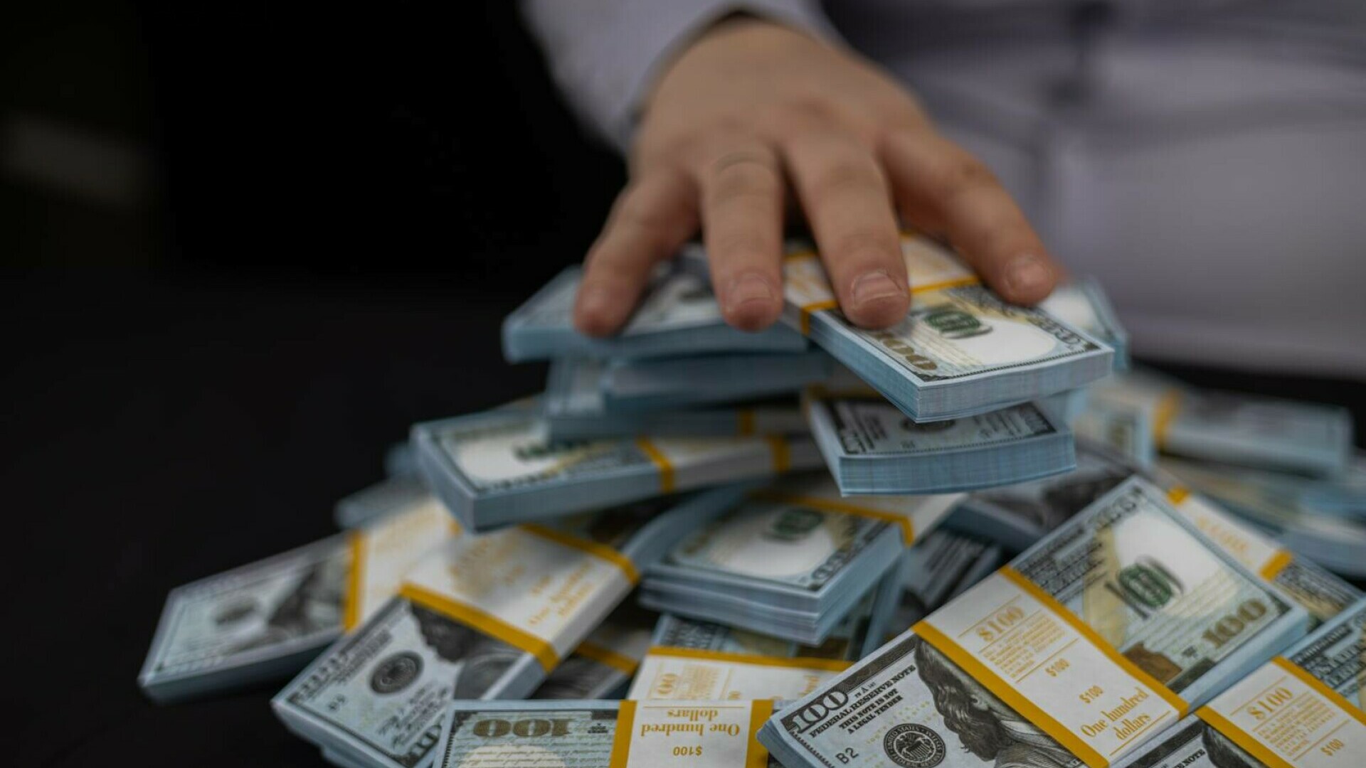 Omul care are mai mulți bani decât România, Bulgaria și Ungaria la un loc