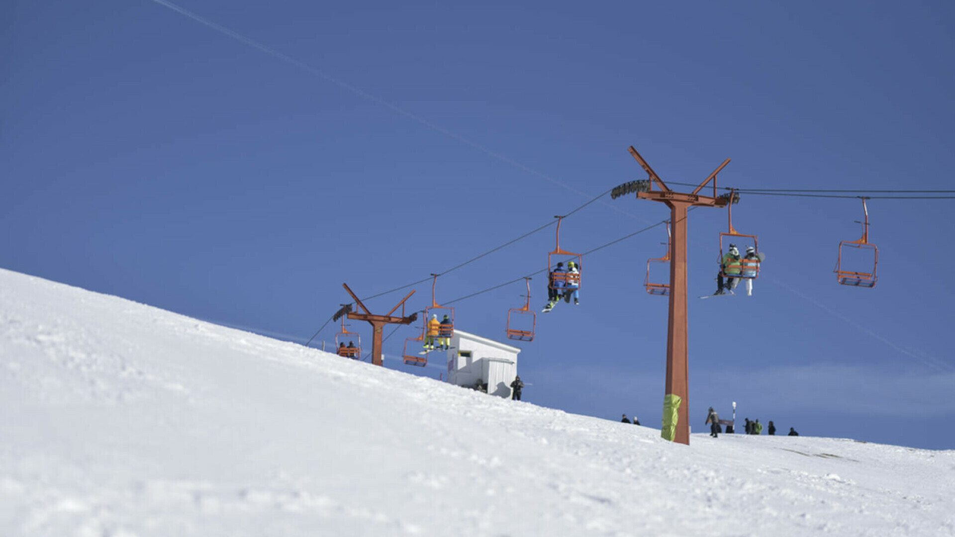 Un bărbat a murit în timp ce se afla în vacanță în Muntenegru, după ce a căzut din telescaun. Soţia lui a fost rănită