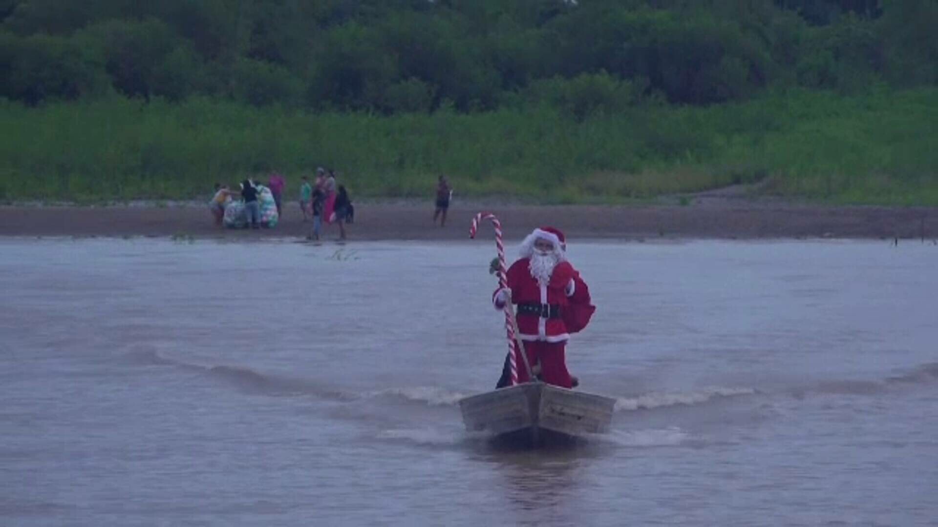 Moș Crăciun a schimbat sania cu o barcă și a dus 5.000 de cadouri copiilor de pe malul Amazonului