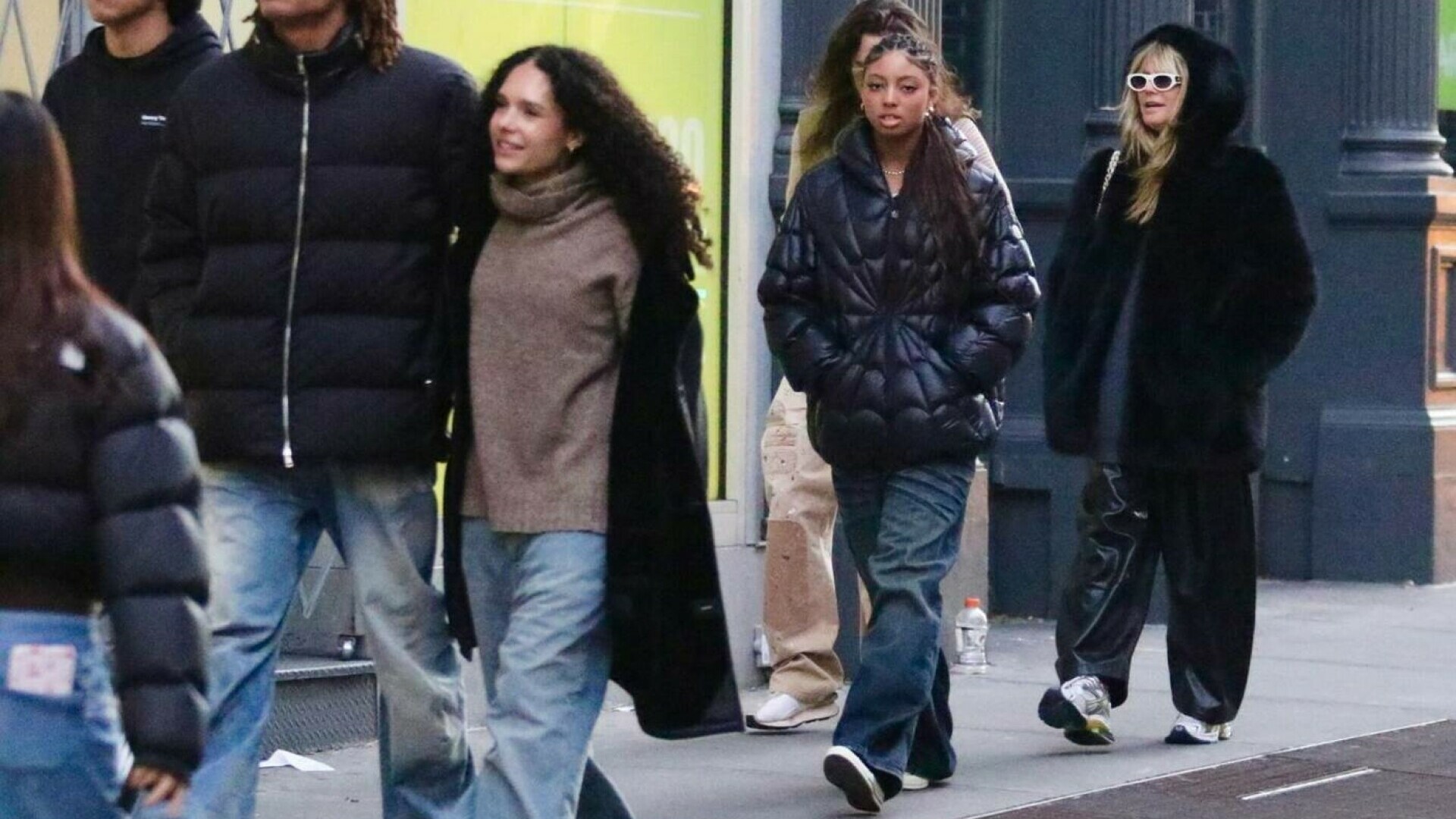 Heidi Klum, de nerecunoscut pe străzile din New York. Ce ținută a purtat. GALERIE FOTO