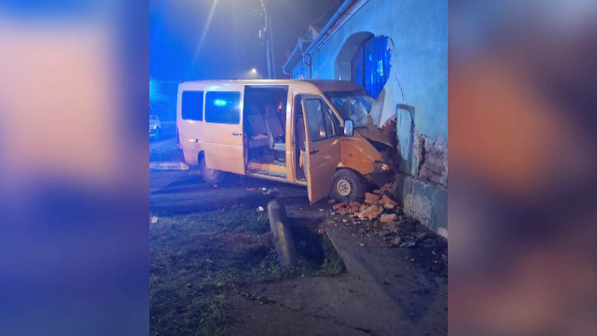 Șapte copii au ajuns la spital, după ce șoferița unui microbuz a pierdut controlul și a intrat într-o casă, în Sibiu