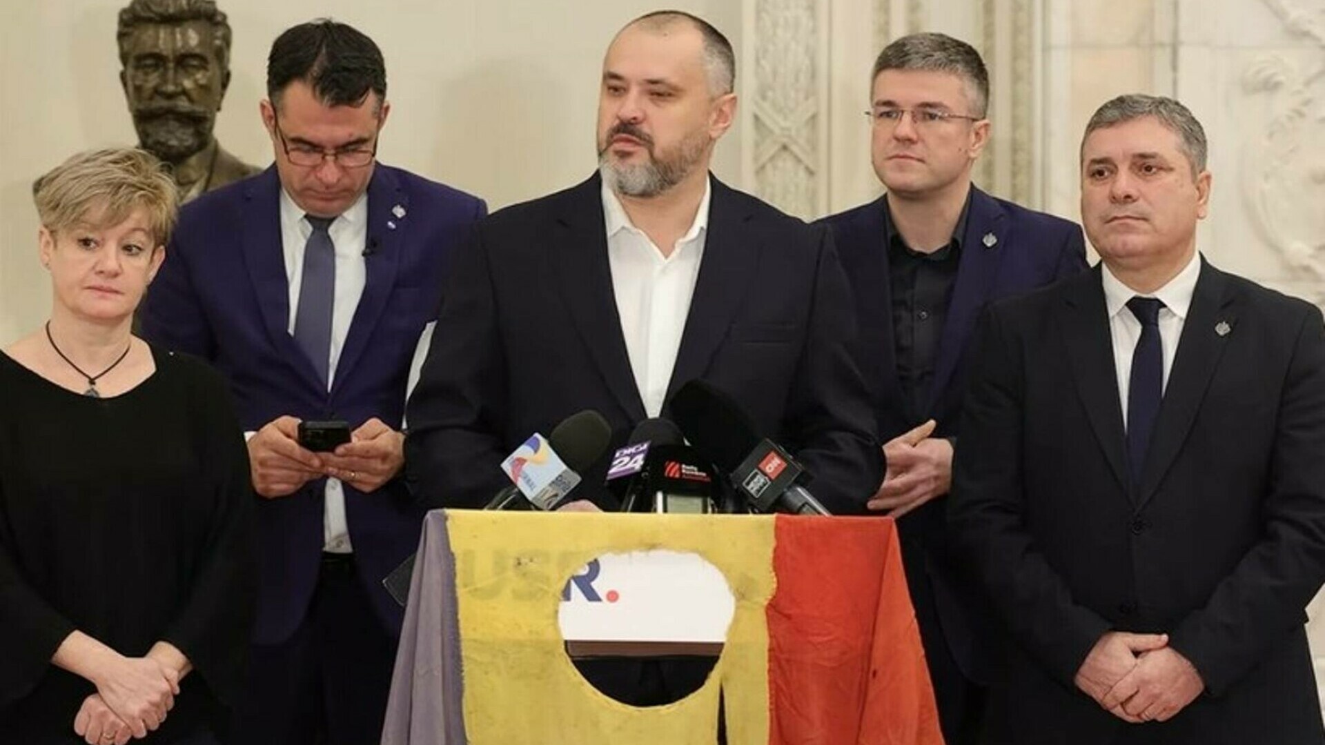 USR a depus o iniţiativă legislativă care prevede interzicerea organizaţiilor şi simbolurilor cu caracter comunist