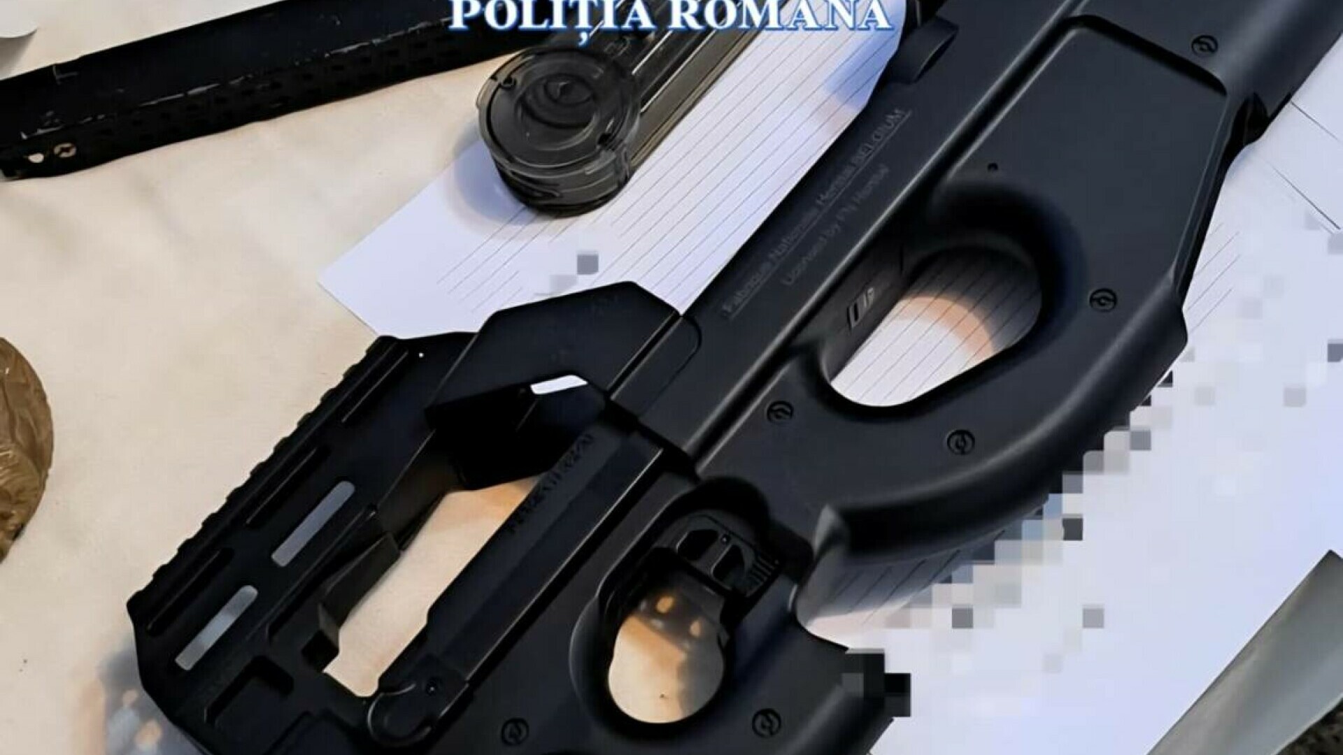 Percheziții în București și Ilfov: 32 de arme airsoft, posibil modificate pentru muniție letală, găsite în casa unui bărbat