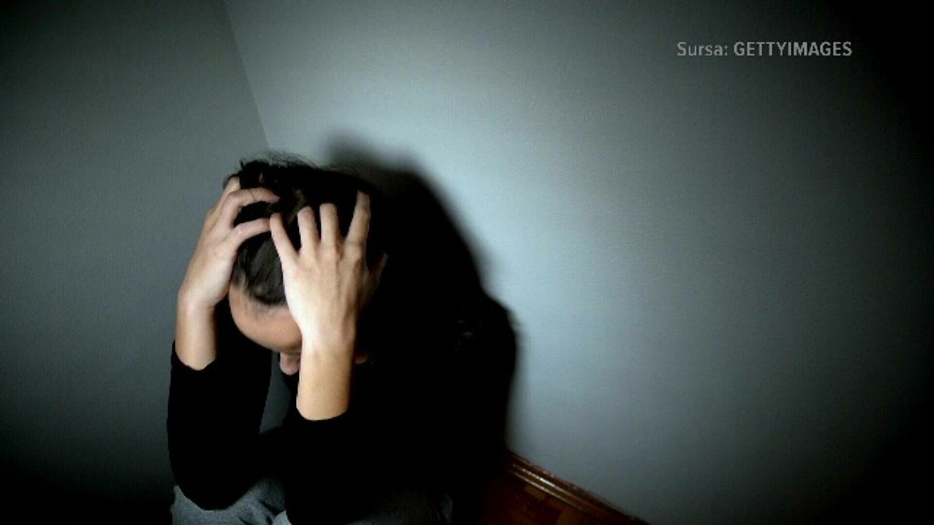 Un individ a fost condamnat definitiv la 2 ani de închisoare, după ce și-a terorizat soția, uneori în prezența copilului