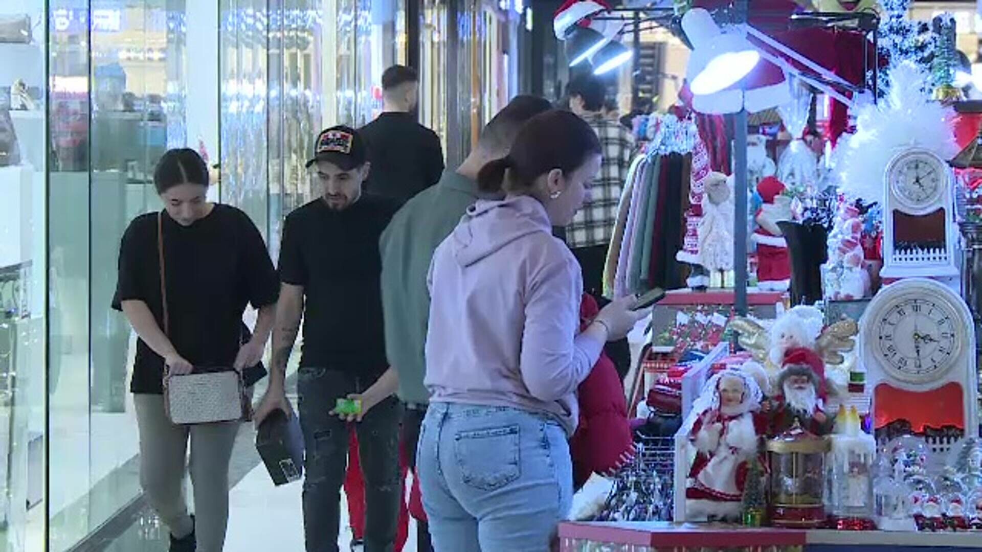 A început goana după cadouri pe ultima sută de metri, înainte de Crăciun. Centrele comerciale sunt pline de cumpărători