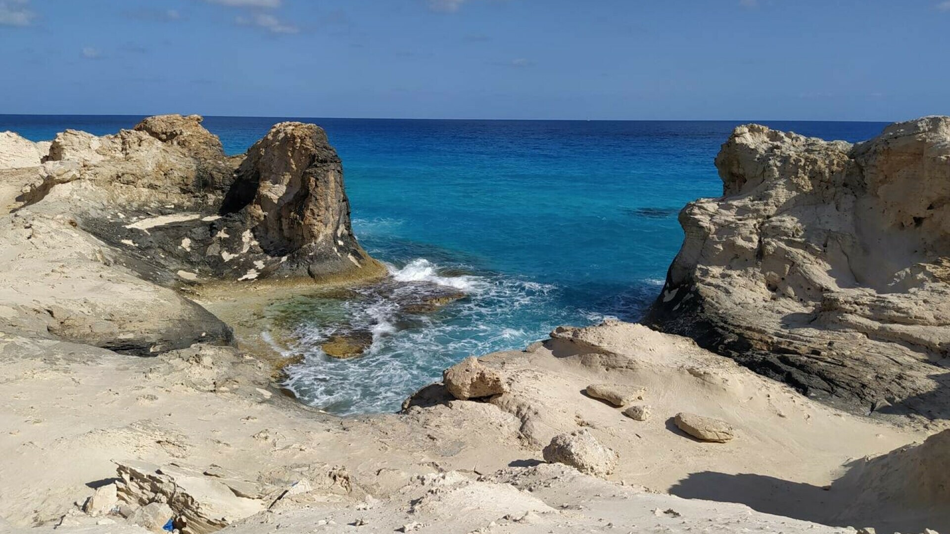 Turistă din China, la un pas de moarte după ce a fost luată de un val în timp ce făcea o fotografie, în Egipt