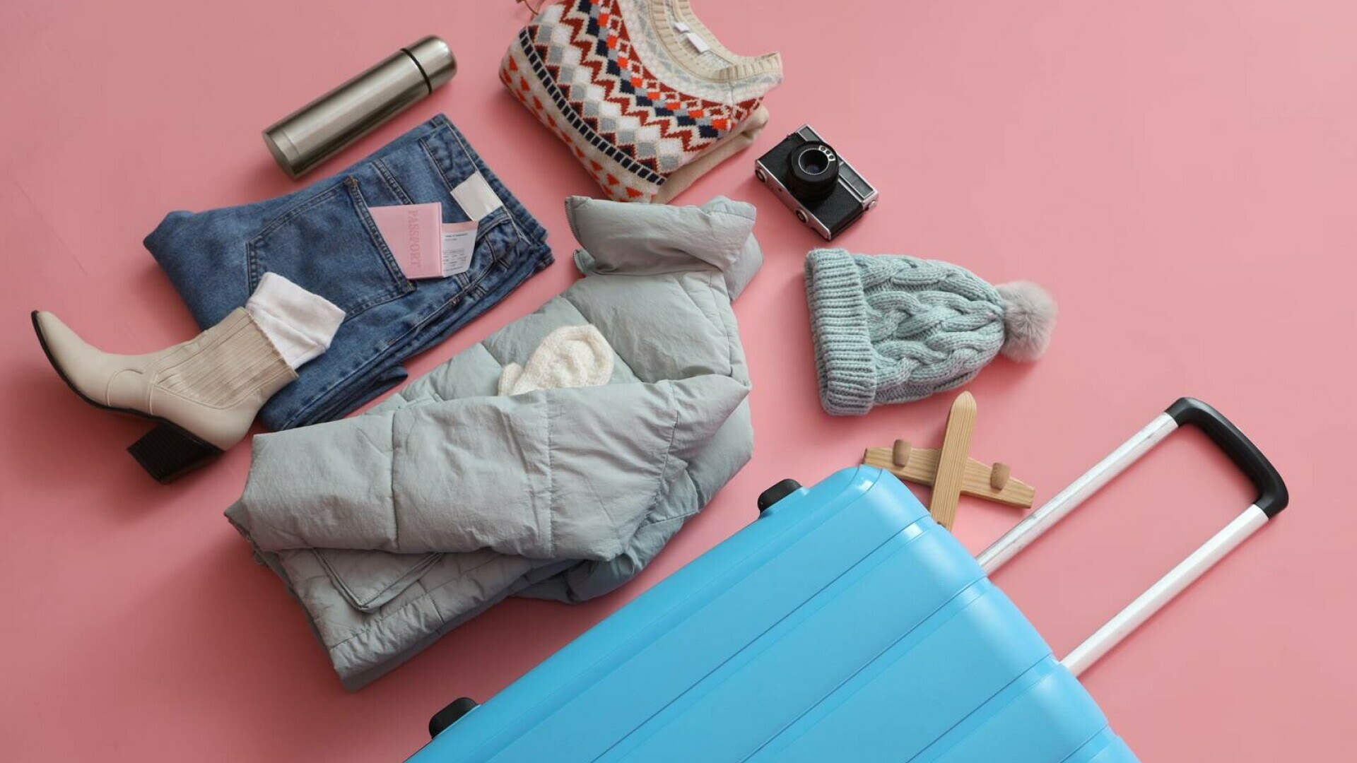 Cum să îți organizezi bagajul ca să nu plătești extra la avion. Sfaturi și idei simple