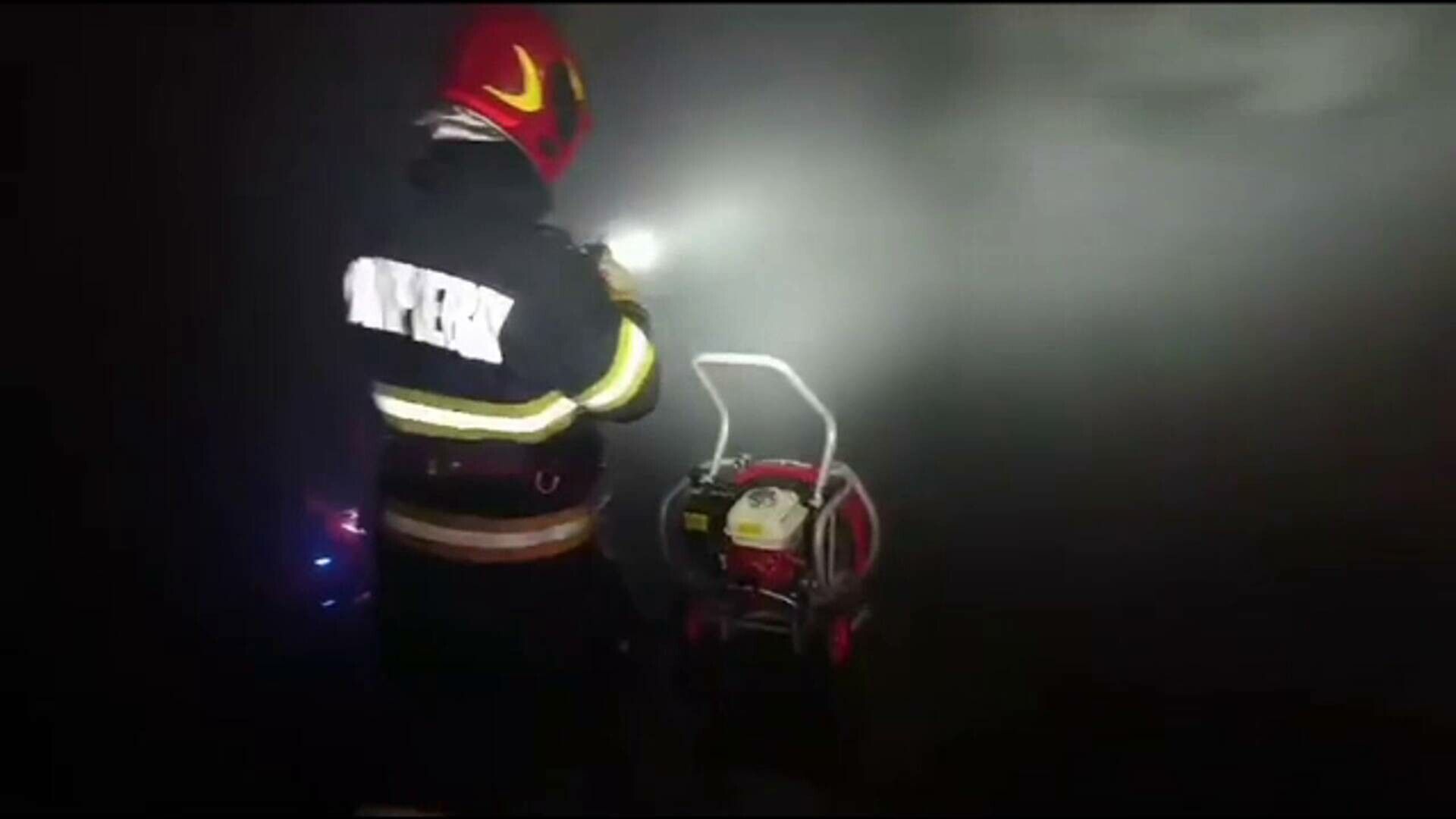 Incendiu în parcarea unui mall din Ploiești. Un autoturism s-ar fi aprins din cauza unei candele