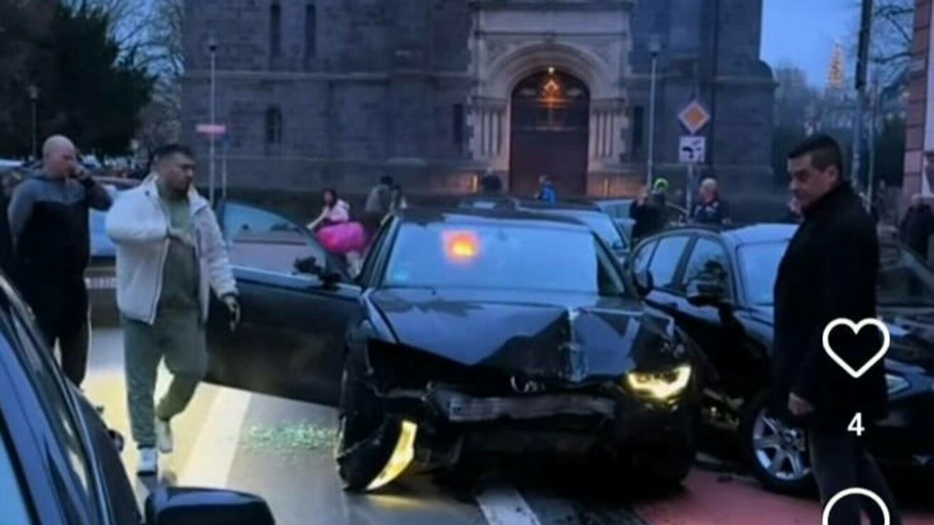 Germania: Trei persoane rănite după ce un bărbat a intrat cu un Audi într-o staţie de autobuz la Giessen