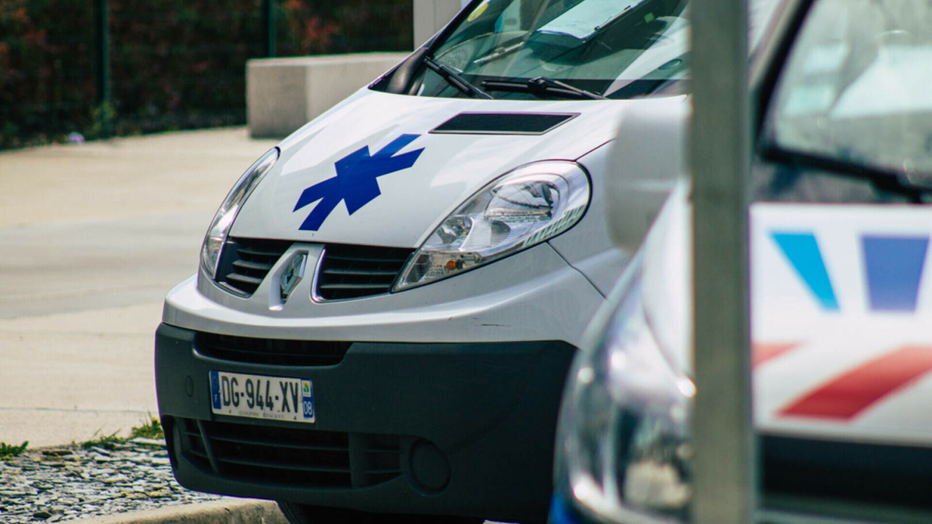 Explozie violentă lângă Paris. Trei copii și mama lor au fost grav răniți după ce o clădire rezidențială a fost distrusă