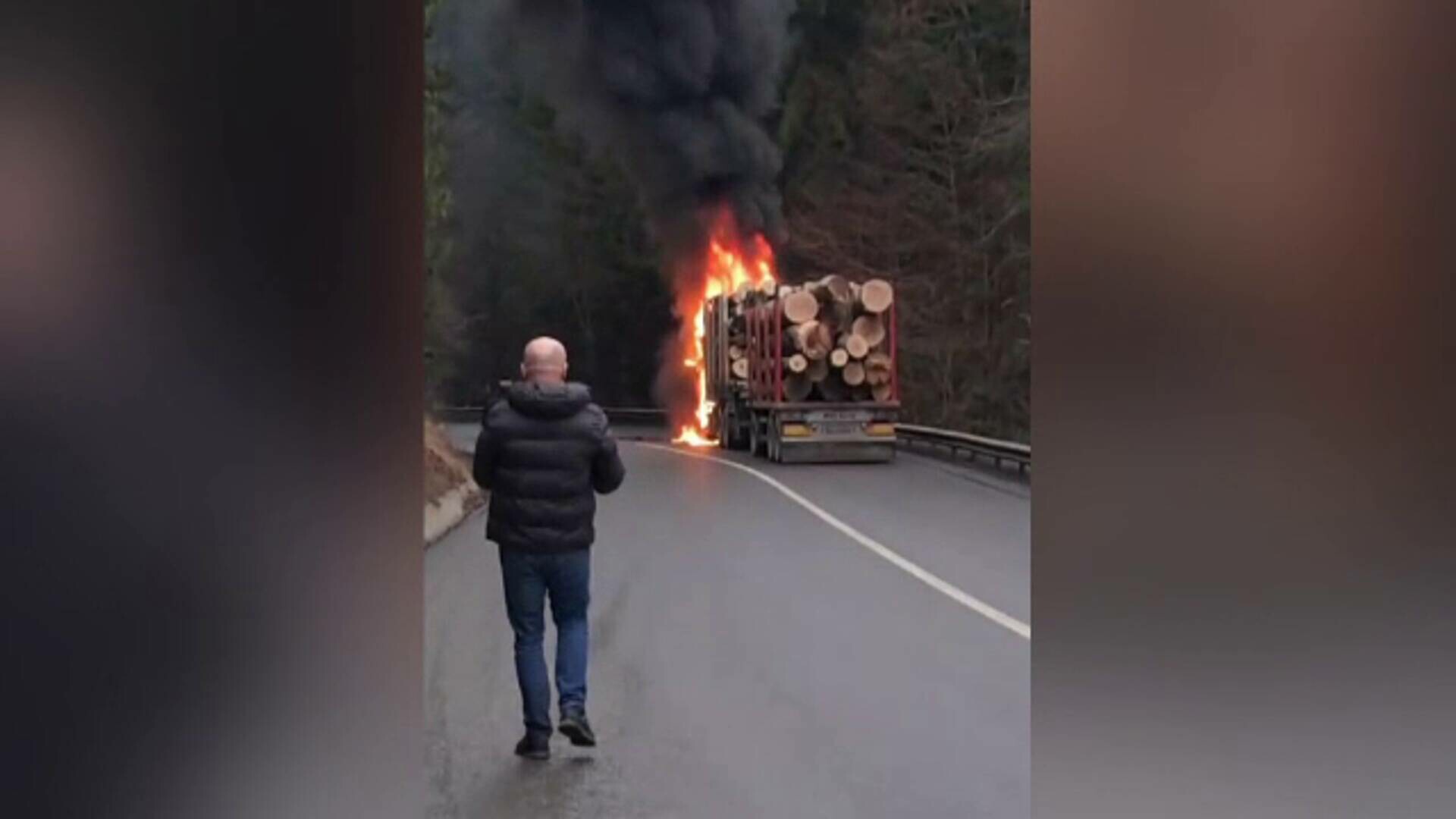 Un camion încărcat cu lemne a luat foc pe un drum din județul Neamț. Șoferul a dat alarma la 112