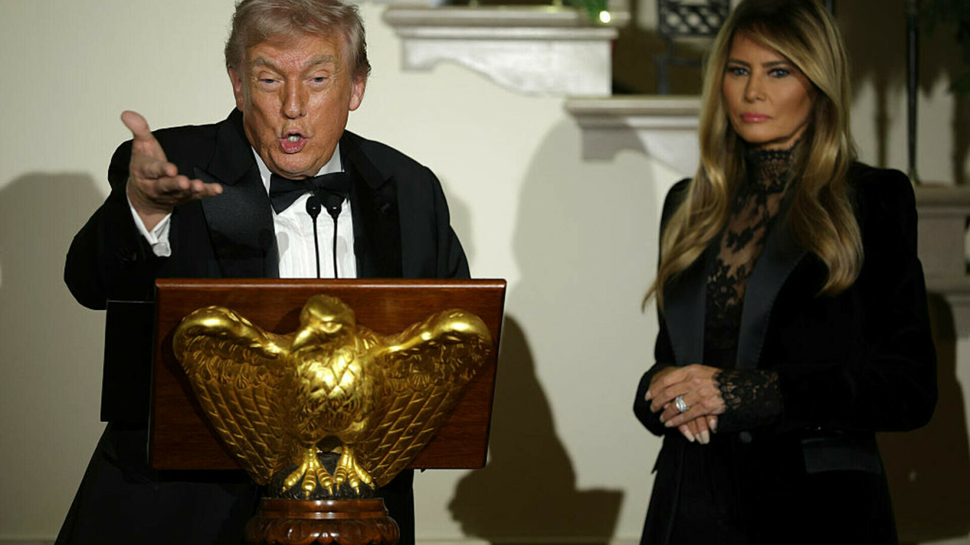 Fotografia oficială de Crăciun a lui Donald și Melania Trump provoacă stupoare pe internet: ”Parcă merg la înmormântare”