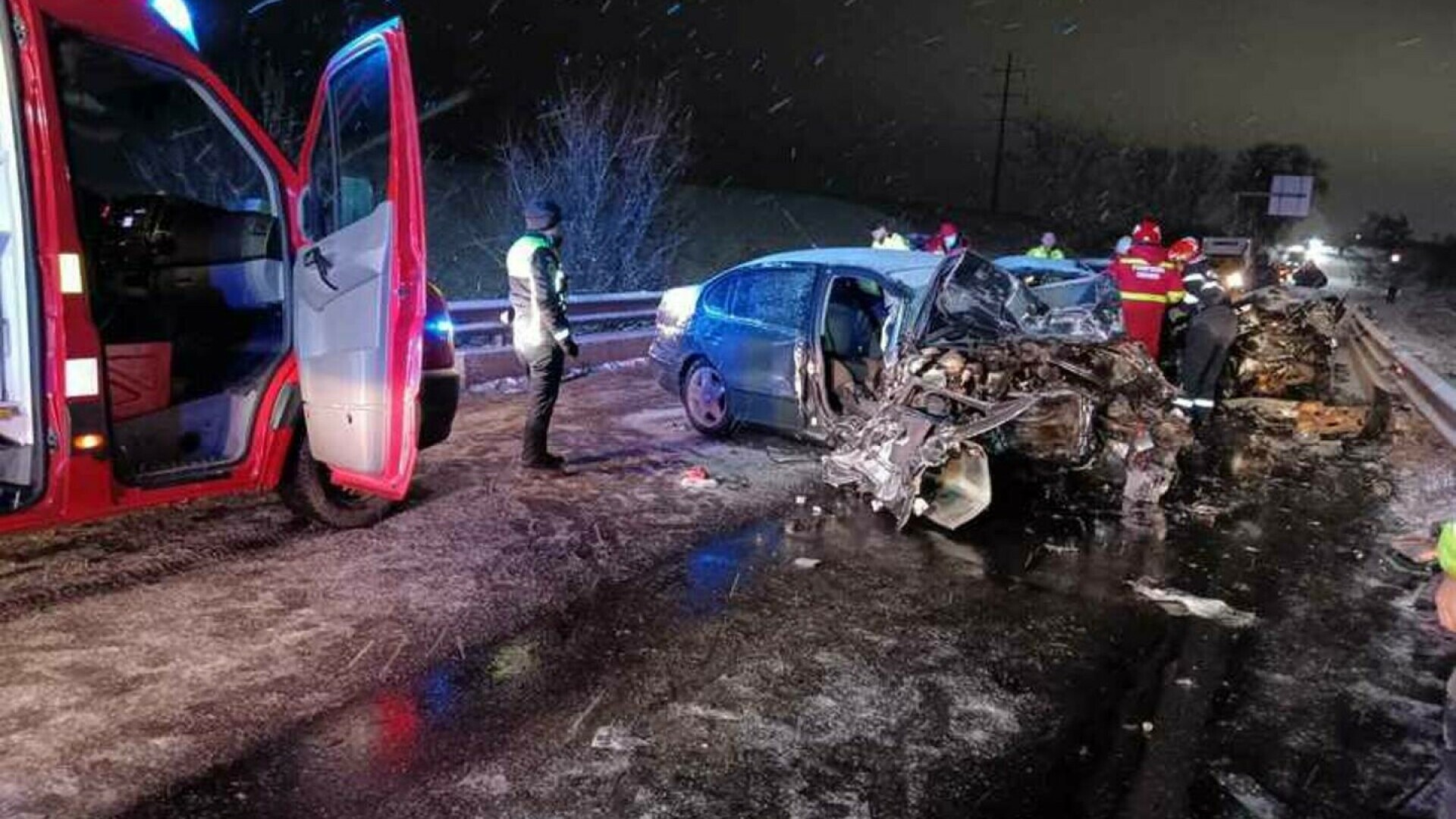 Accident cu două mașini în Rădăuţi. Trei persoane au fost încarcerate, una este resuscitată. FOTO