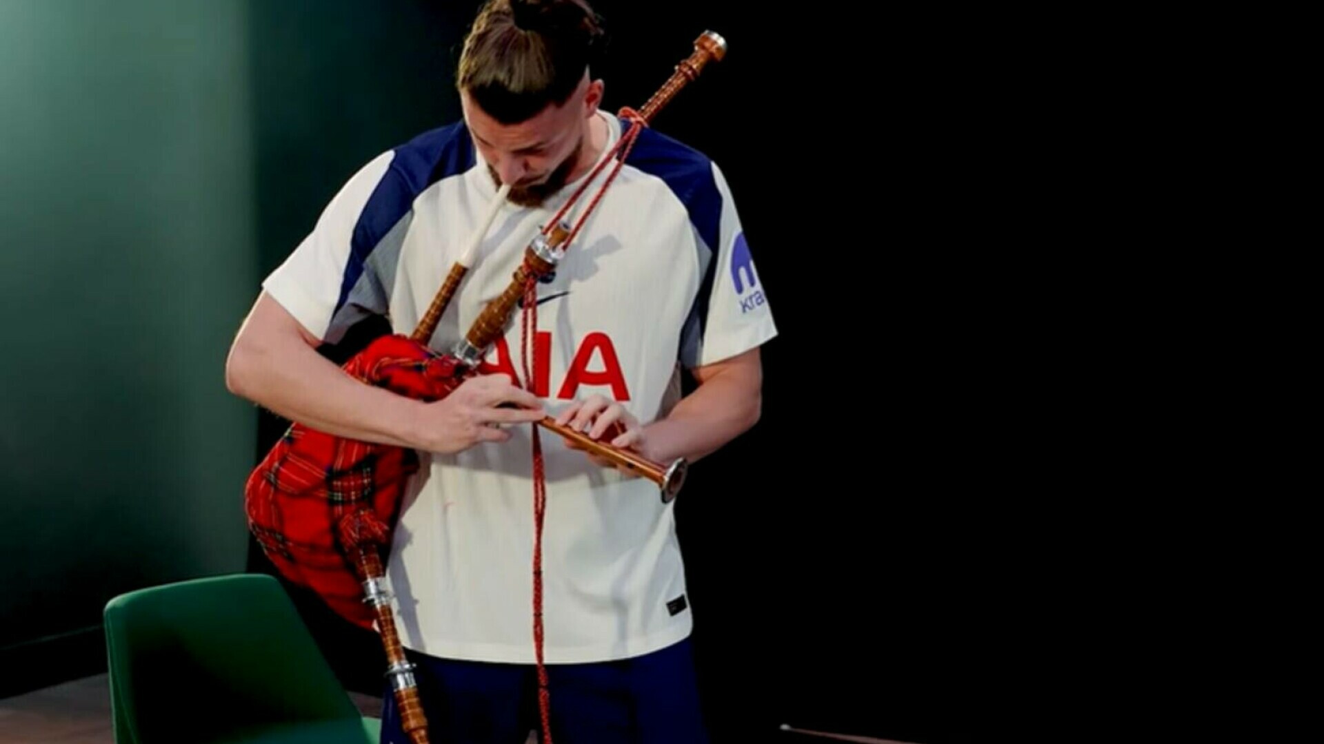 Radu Drăgușin, moment inedit la Tottenham Hotspur: internaționalul român cântă la cimpoi într-un concurs de talente – VIDEO