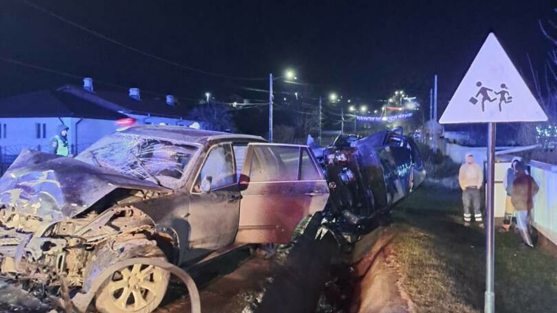 Accident cu cinci răniți în judeţul Vaslui. Două mașini s-au ciocnit frontal și au fost distruse. FOTO