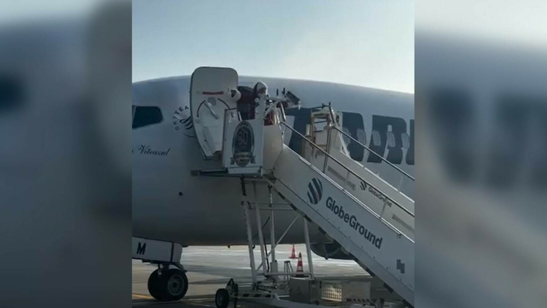 Moș Crăciun a ajuns pe Aeroportul Otopeni. A oferit cadouri pasagerilor și a „dirijat” simbolic aeronave | VIDEO