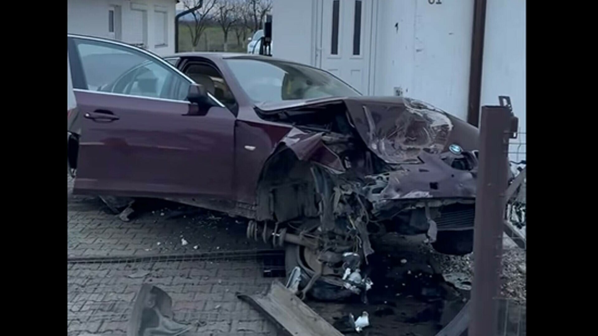 Momentul în care un BMW „zboară” peste un gard și se izbește de zidul unei case, în Satu Mare. „Te crezi regele şoselelor”