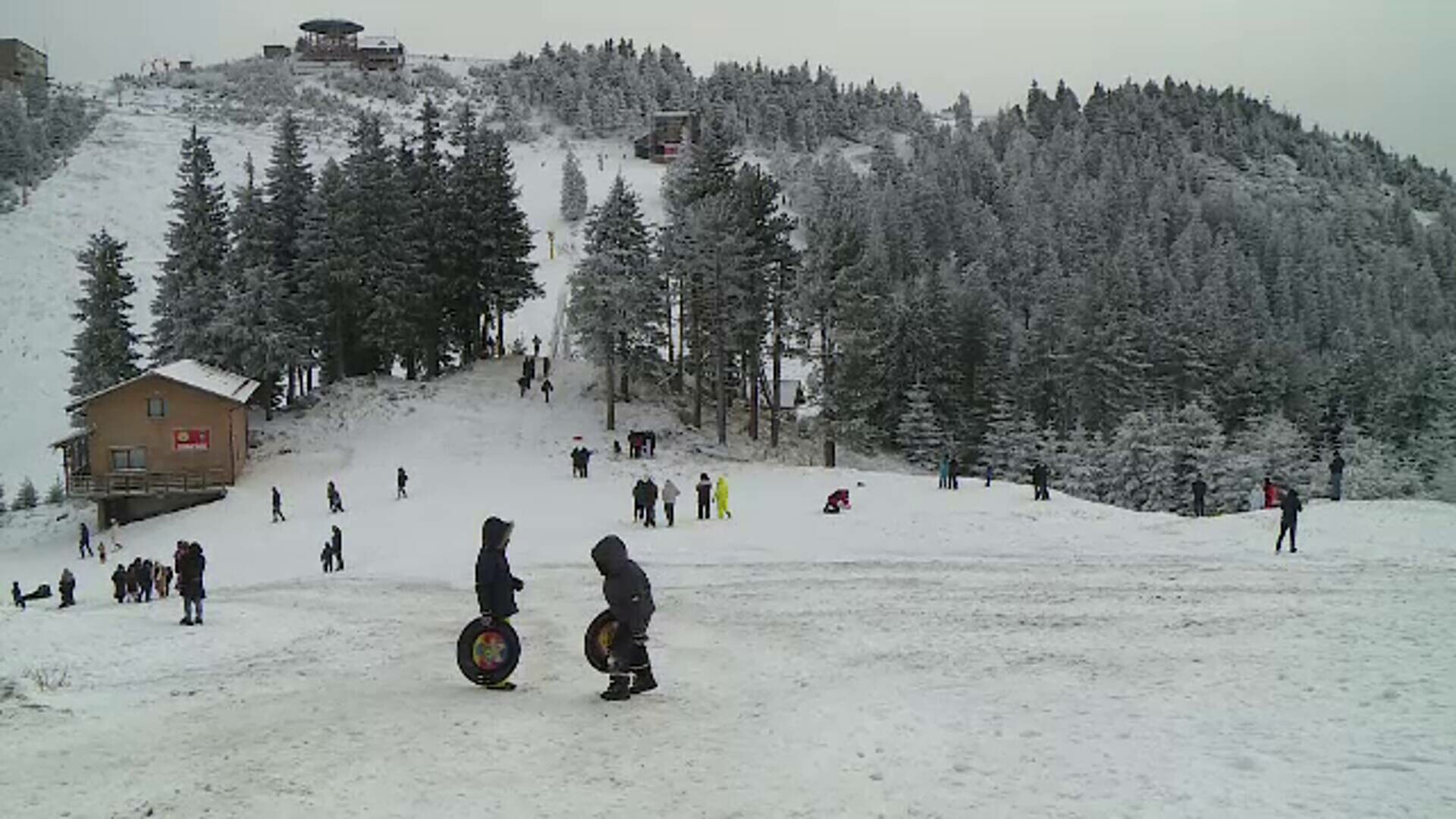 Vânt de peste 100 km/h și ninsori abundente la munte. Avertismentul salvamontiștilor pentru turiști