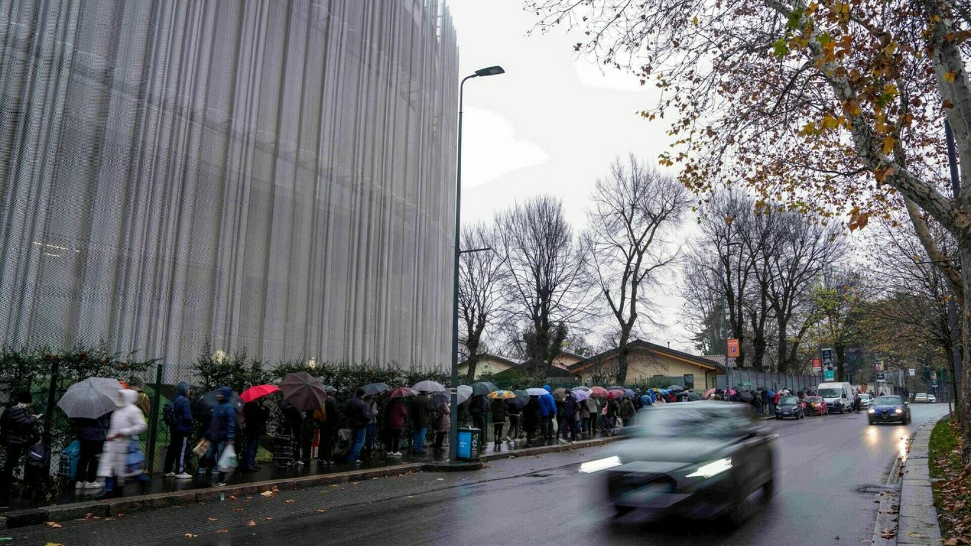 Cozile foamei. Sute de italieni au stat la rând ore întregi pentru niște mâncare și cadouri gratuite pentru copii