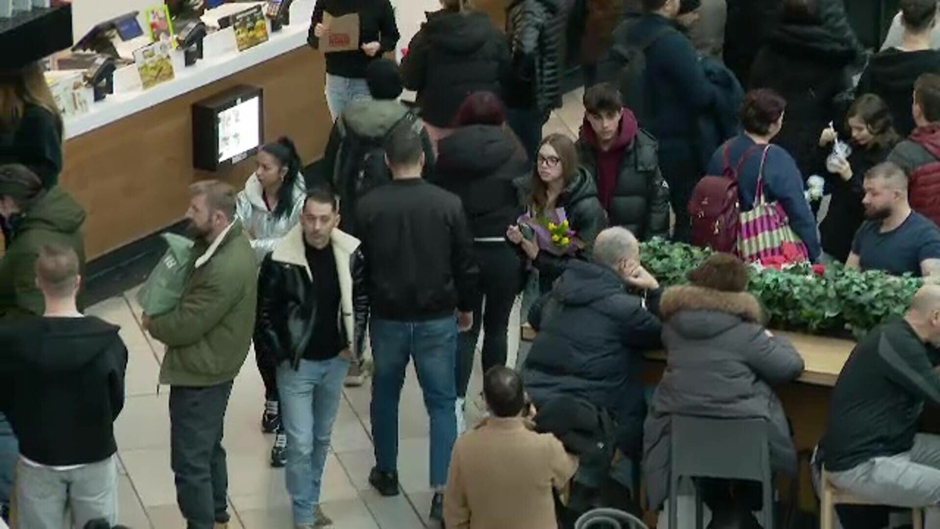 ”Tradițional românesc”. Ca de fiecare dată, mall-urile au fost pline în a doua zi de Crăciun: ”Am venit și noi să mâncăm”