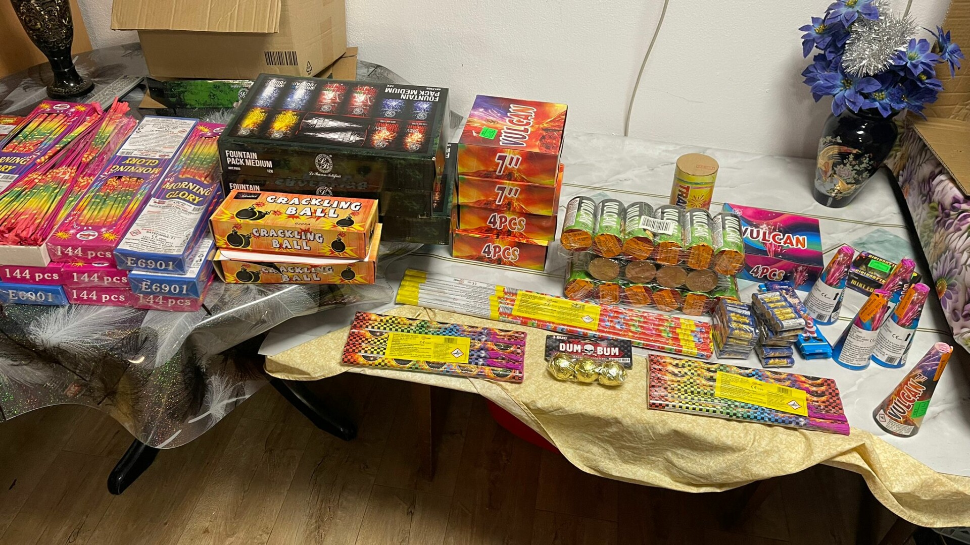 Aproape 550 kg de articole pirotehnice deținute ilegal au fost descoperite de polițiști în urma unor percheziții în Vâlcea