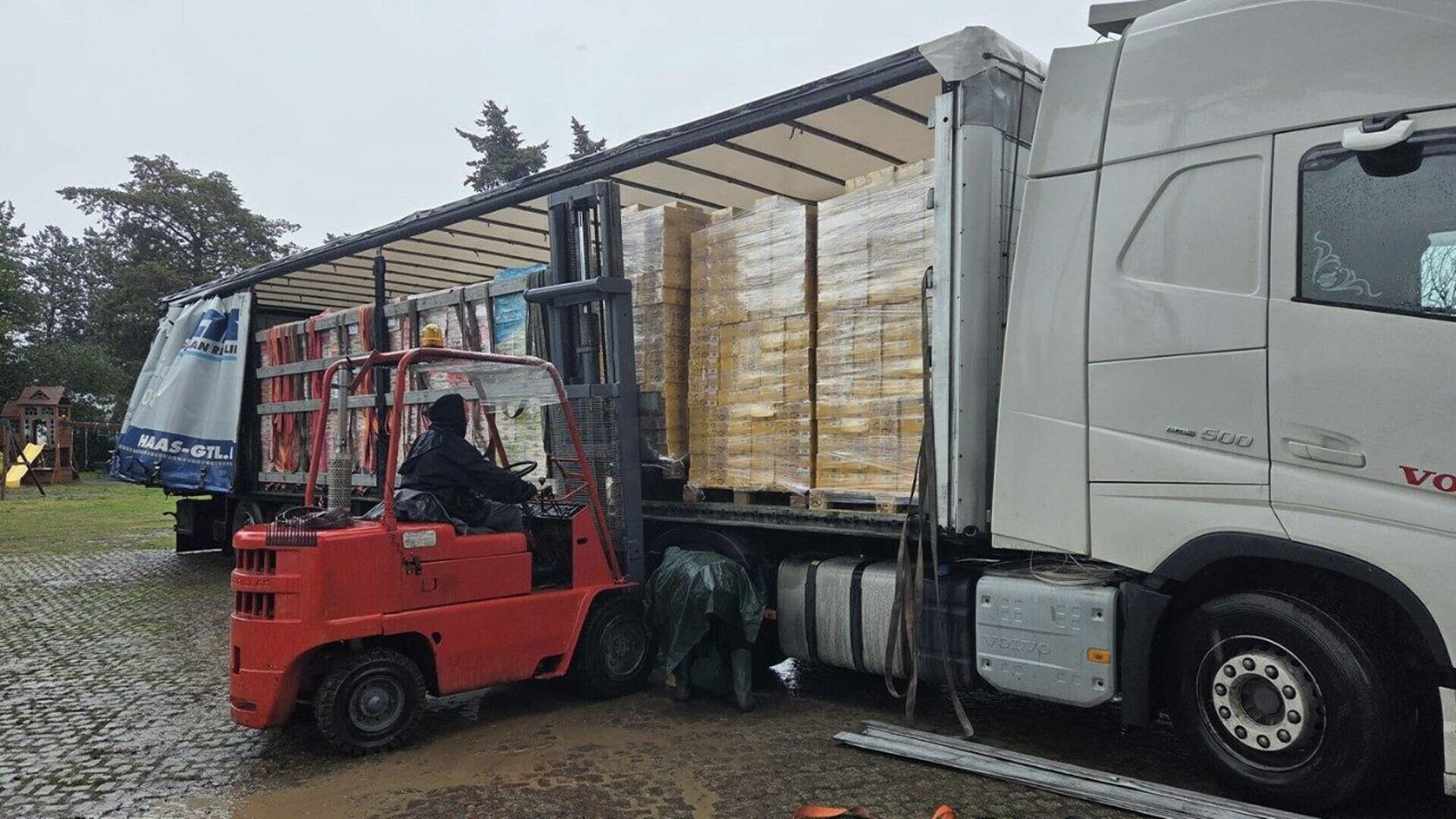 Papa Leon al XIV-lea a trimis trei camioane cu ajutor umanitar în zonele cele mai bombardate din Ucraina: „O mică alinare”