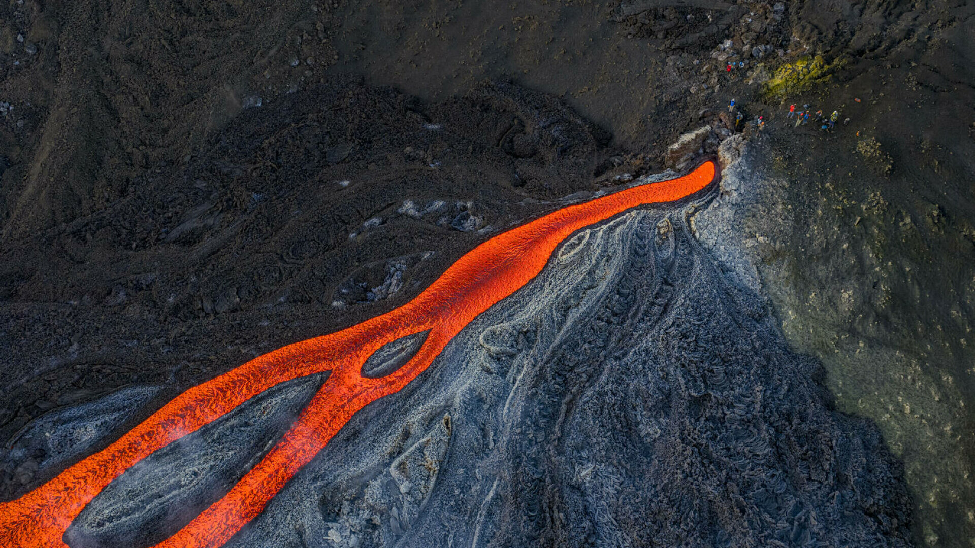 Etna, din nou activă. Erupțiile au oferit schiorilor de pe pârtiile vecine un spectacol nocturn. FOTO&VIDEO