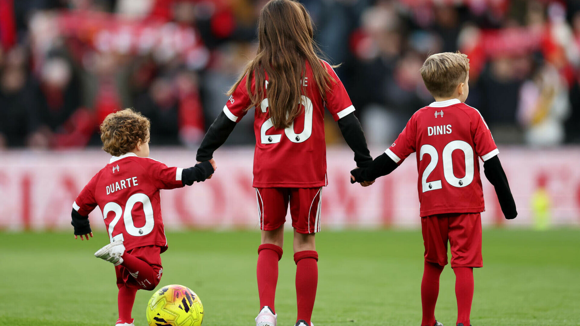 Moment emoționant pe Anfield. Copiii lui Diogo Jota au intrat pe teren înainte de Liverpool – Wolves. FOTO&VIDEO
