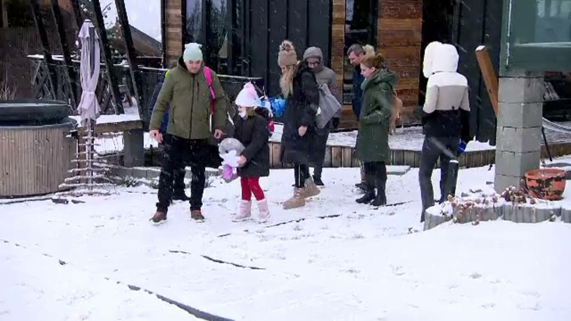 În Bucovina ninge, iar turiștii sunt fericiți. Un skipass cu 10 urcări costă 25 de lei pentru adulți