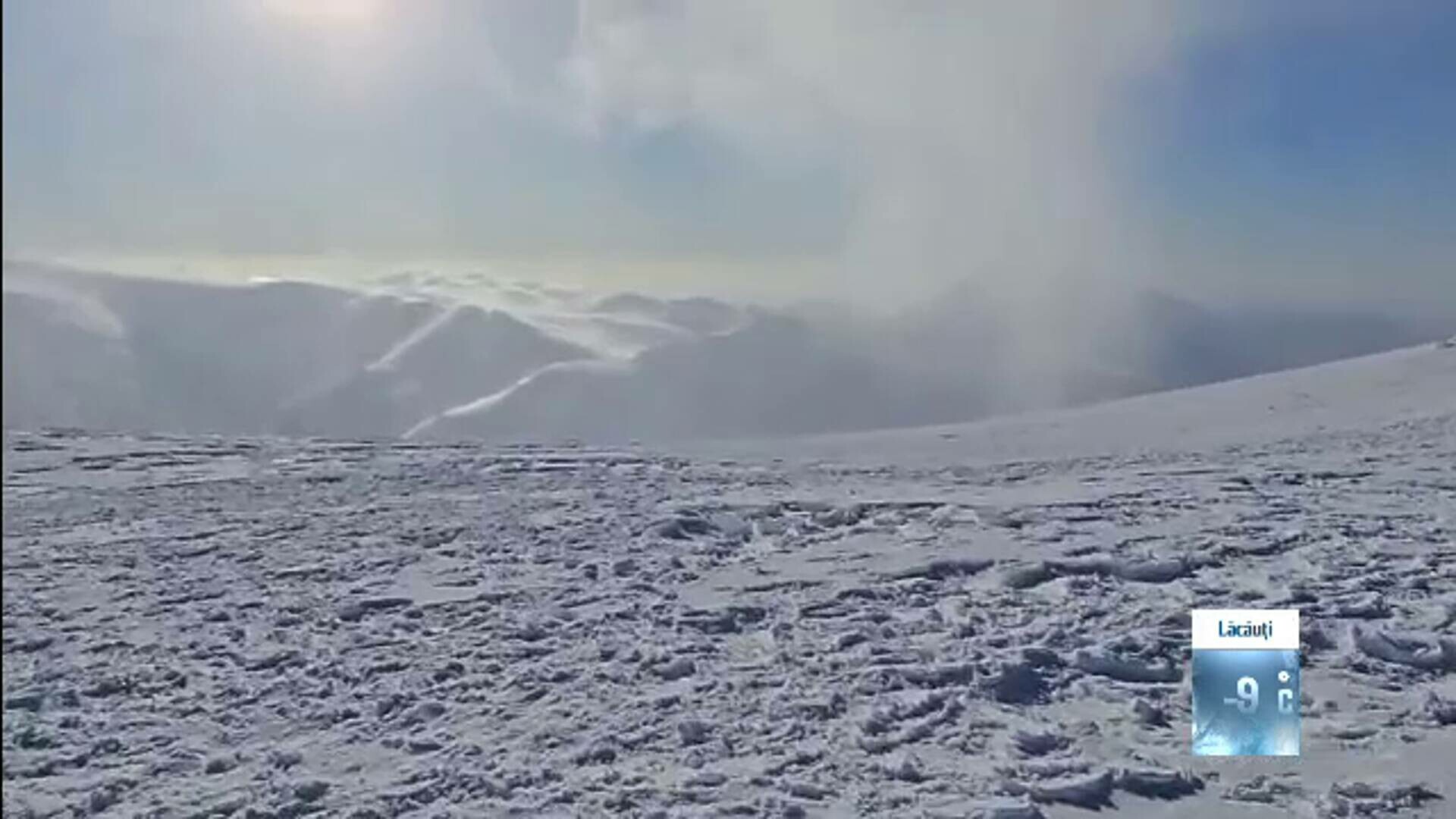 Cod roșu de viscol în zonele înalte din 11 județe. Vântul suflă cu peste 120 km/h, iar traseele montane sunt periculoase