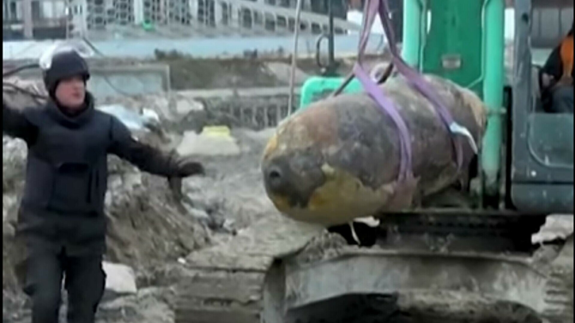 O bombă din al Doilea Război Mondial a fost dezamorsată în Belgrad. Locuitorii din zonă, sfătuiți să plece de acasă. VIDEO