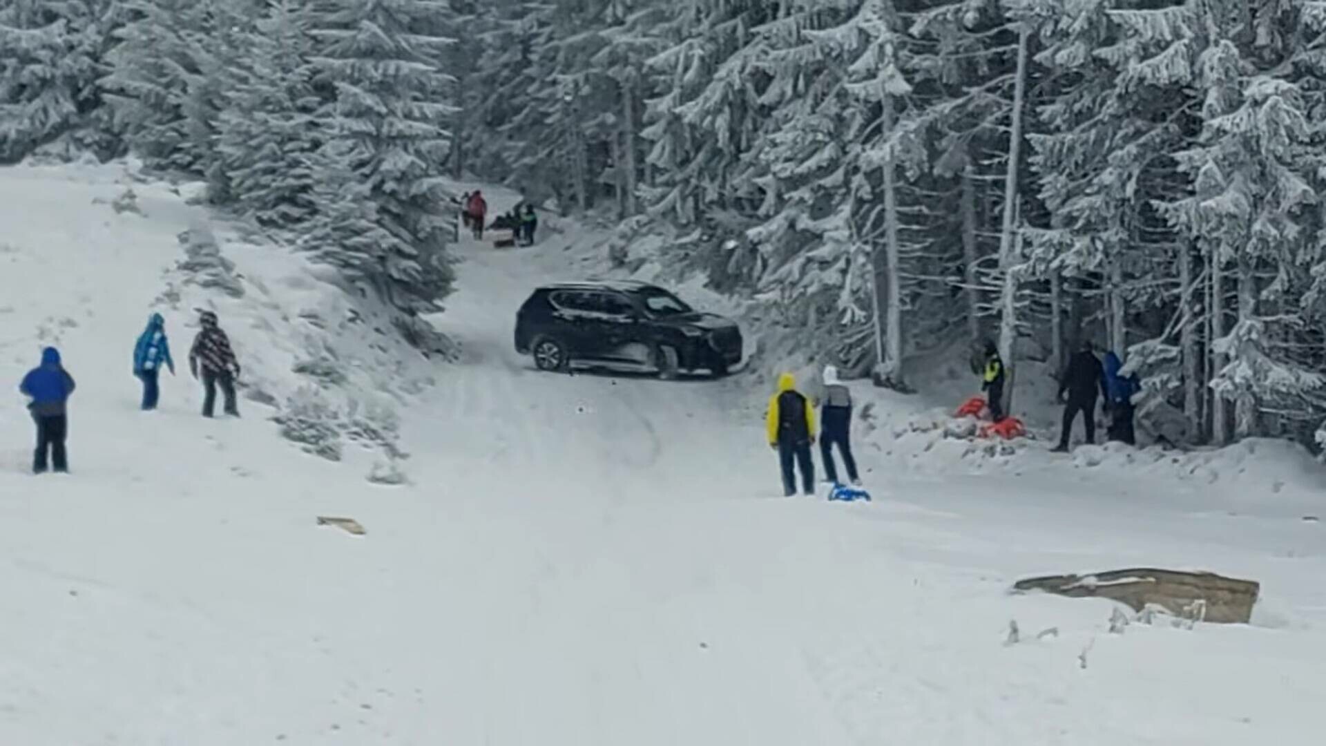 VIDEO. Un șofer a intrat cu mașina de teren pe o pârtie din Parâng și a pierdut controlul. Surse: Susține că a greșit drumul