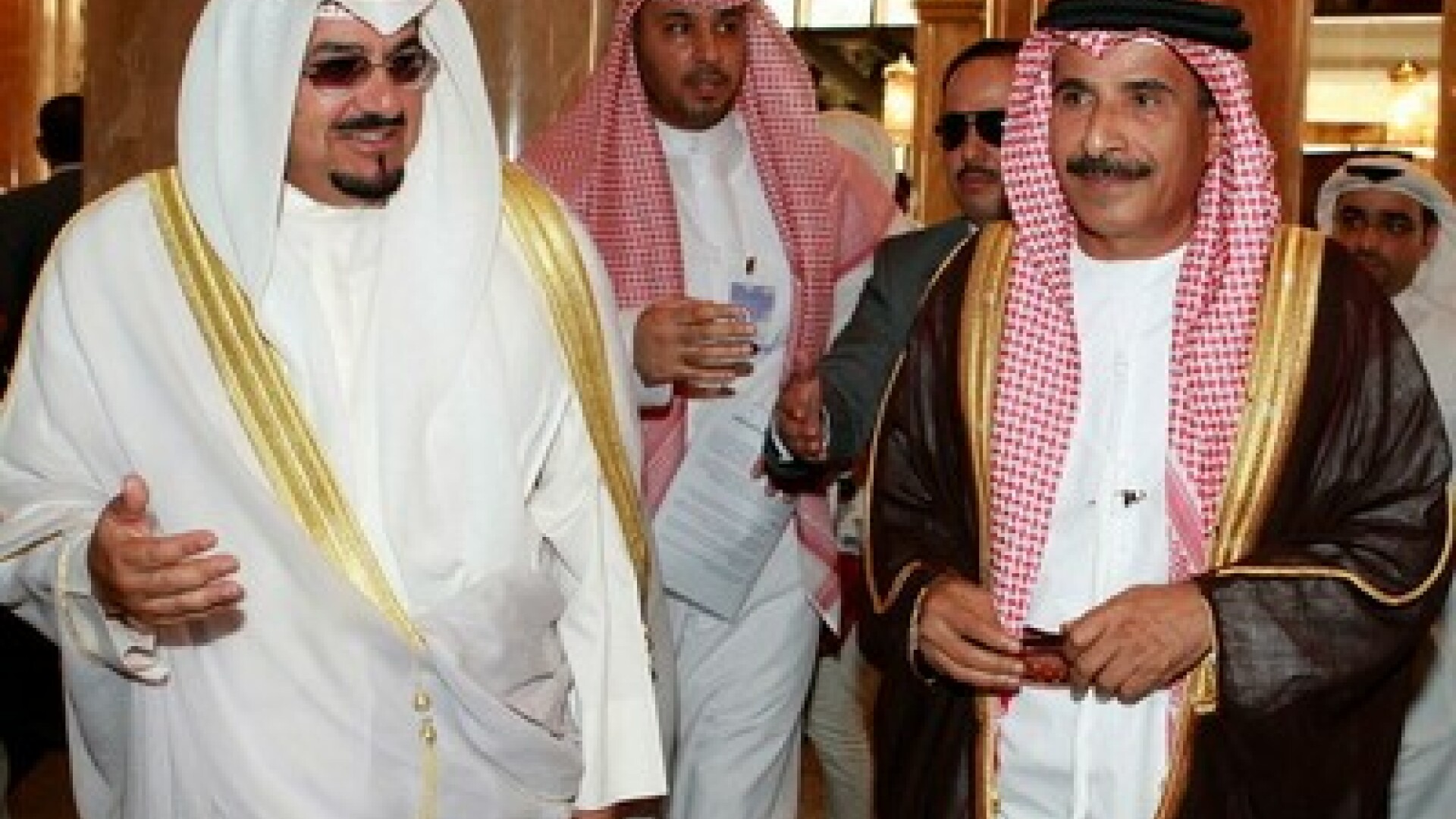 Ministrul Industriilor din Kuweit Sheikh Ahmad al-Abdullah (stanga) si ministrul Economiei din Emiratele Arabe, Mohammed bin Dhaen al-Hamli (dreapta)
