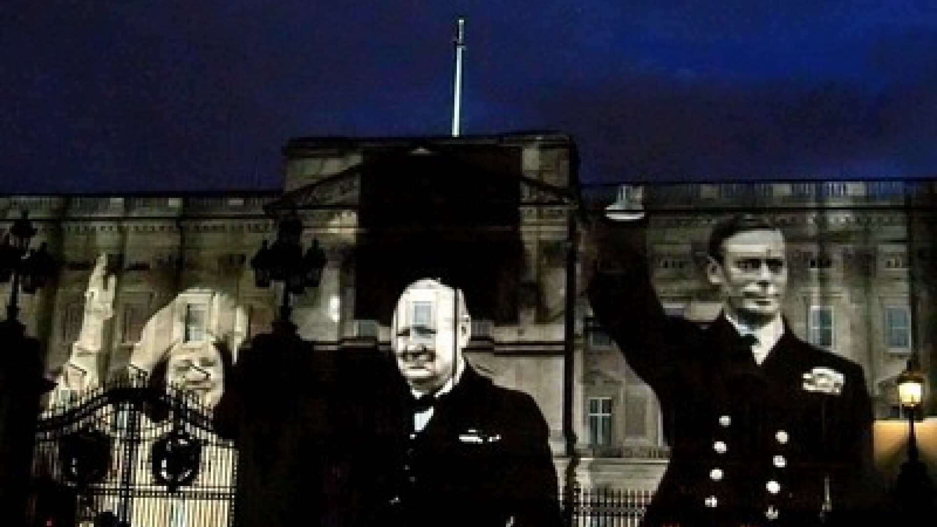 La Palatul Buckingham sunt proiectate imagini ale Reginei Elisabeta, Sir Winston Churchill si Regele George VI