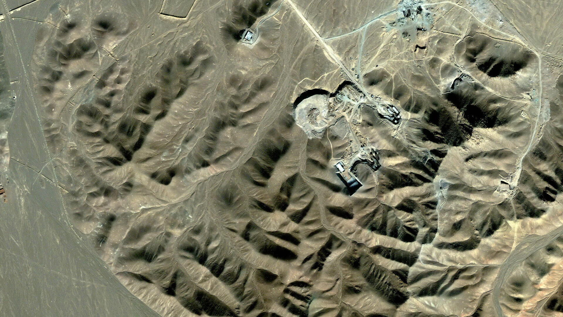 Imagine din satelit cu o presupusa facilitate nucleara a Iranului