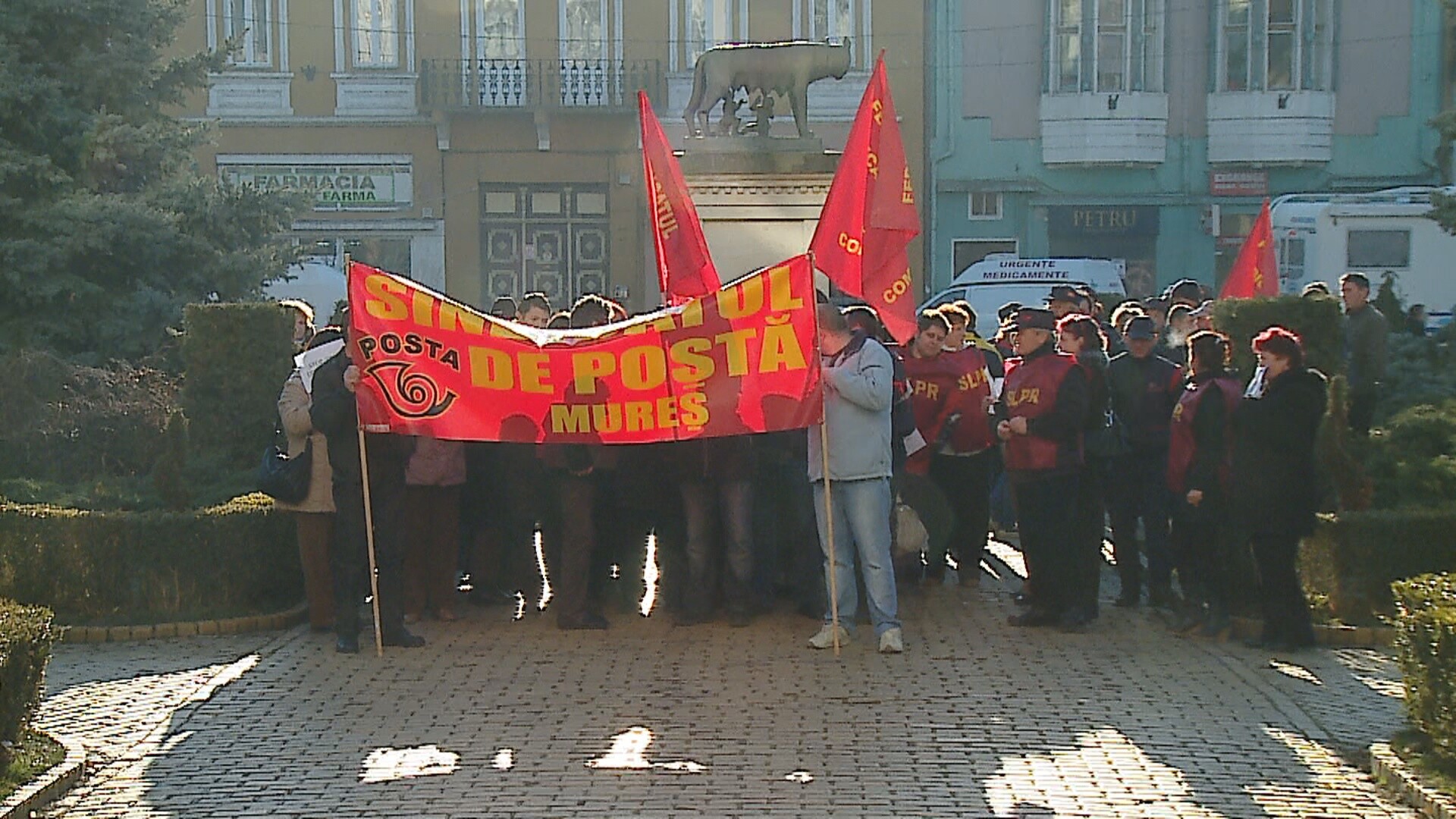 Peste 100 de postasi din Mures au fost nevoiti sa iasa la prostest