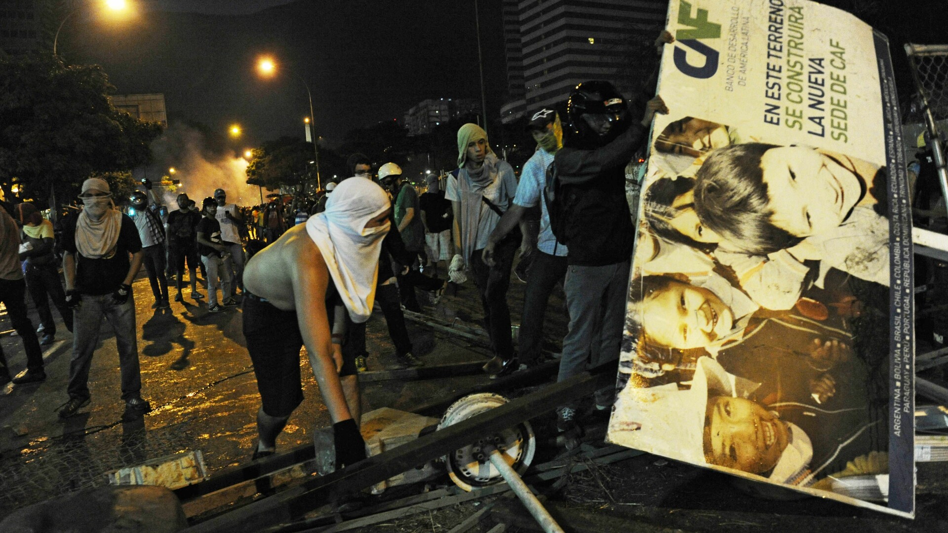 Protestatarii, fata in fata cu fortele de ordine, in Caracas