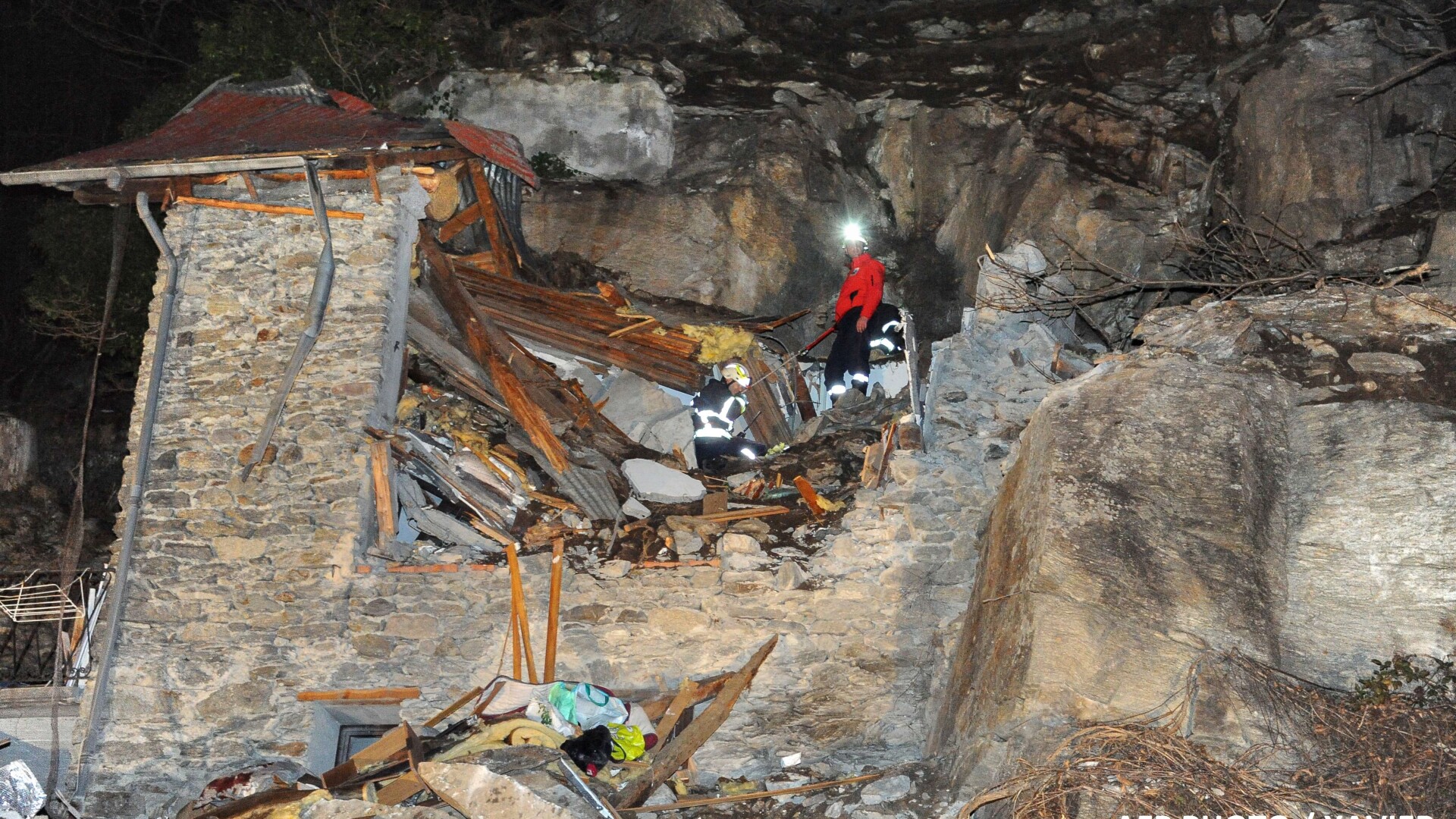 Cabana distrusa de un bolovan, in Alpii Francezi