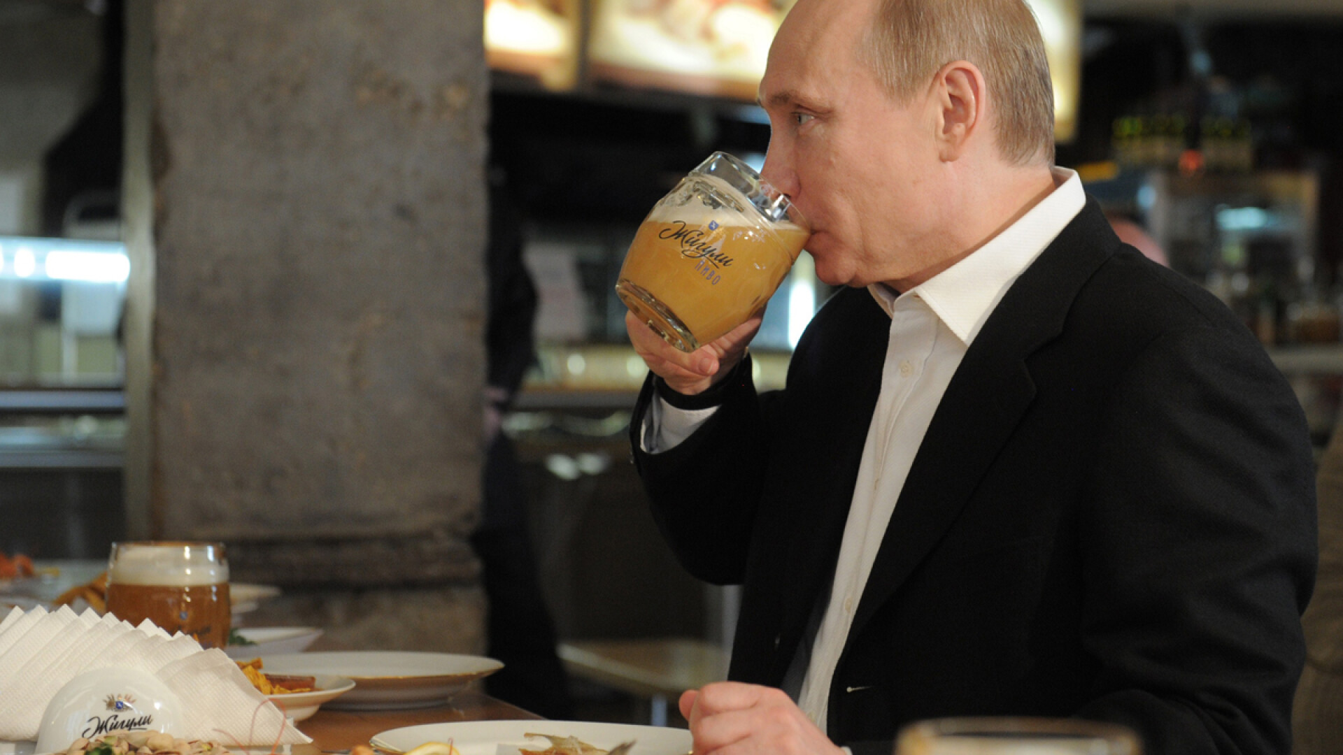 Vladimir Putin bea bere