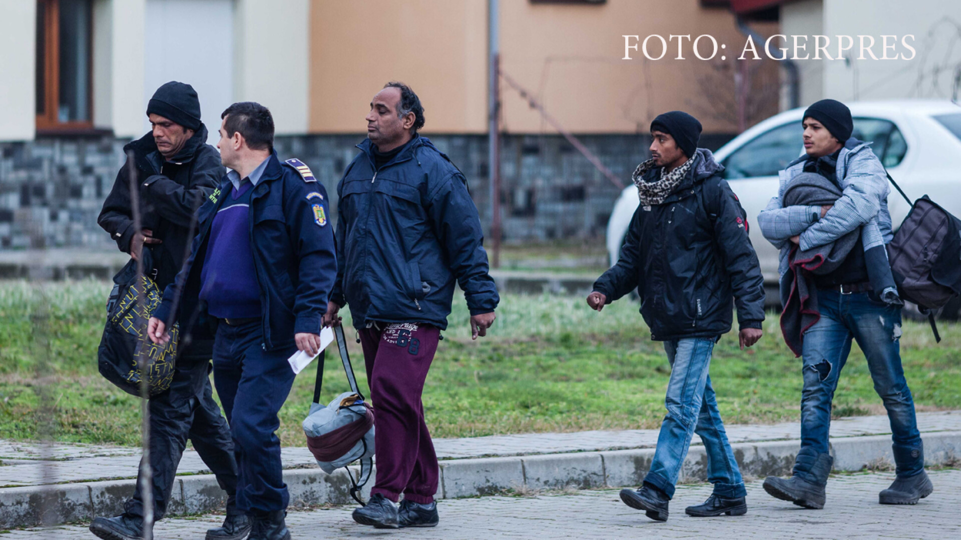 Politistii din cadrul Sectorului Lunga al Inspectoratului Teritorial al Politiei de Frontiera Timisoara au depistat sambata 60 de imigranti care intentionau sa intre ilegal in Romania, pe jos