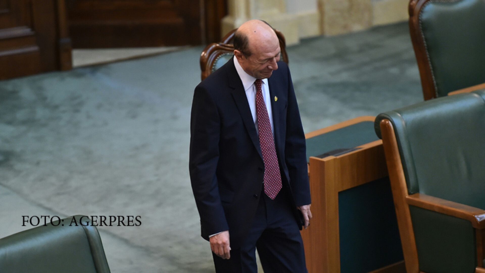 Senatorul Traian Basescu participa la sedinta in plen a Senatului.