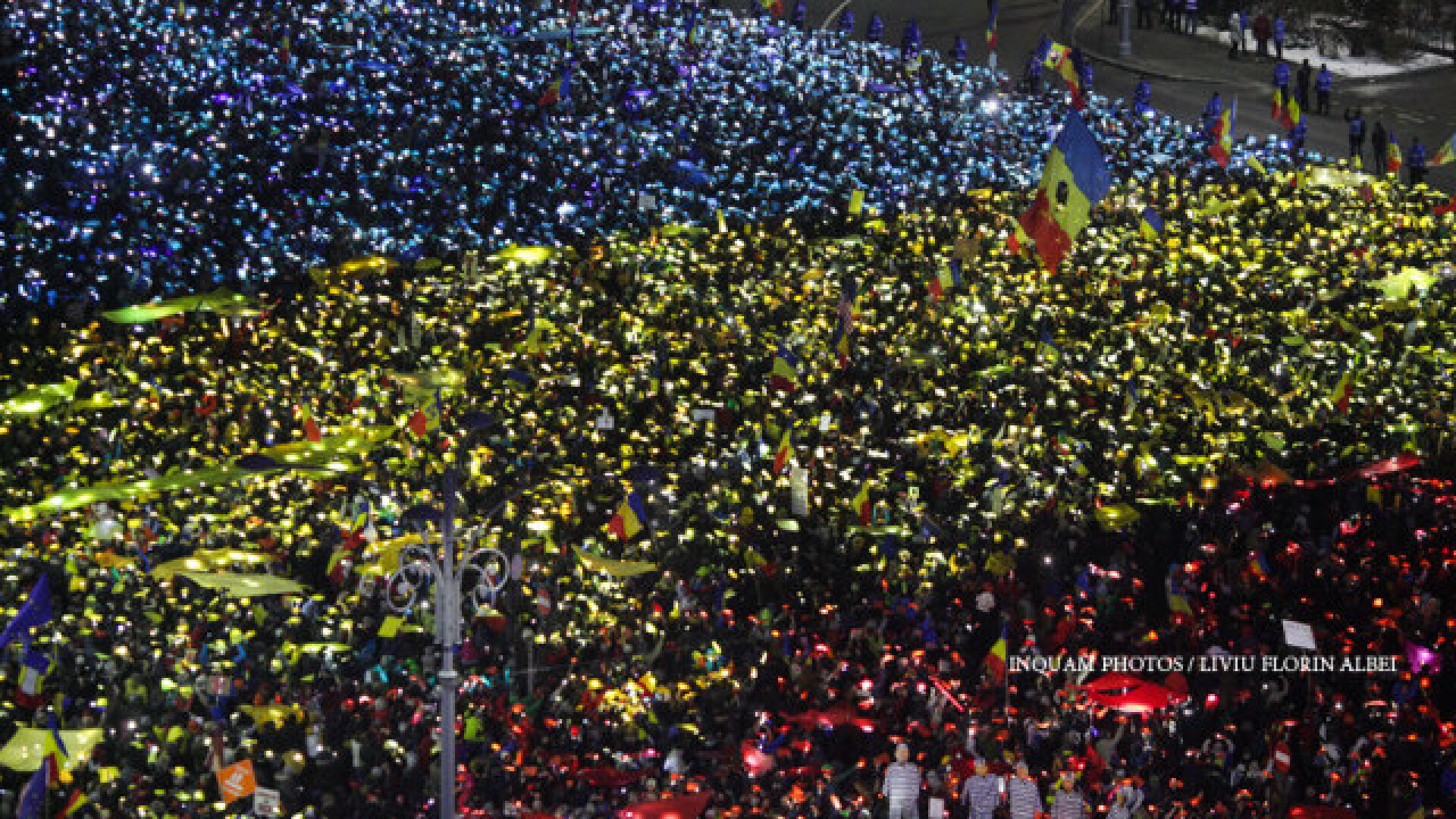 30.000 de oameni au format un tricolor uman in fata Guvernului, in a 13-a zi de proteste