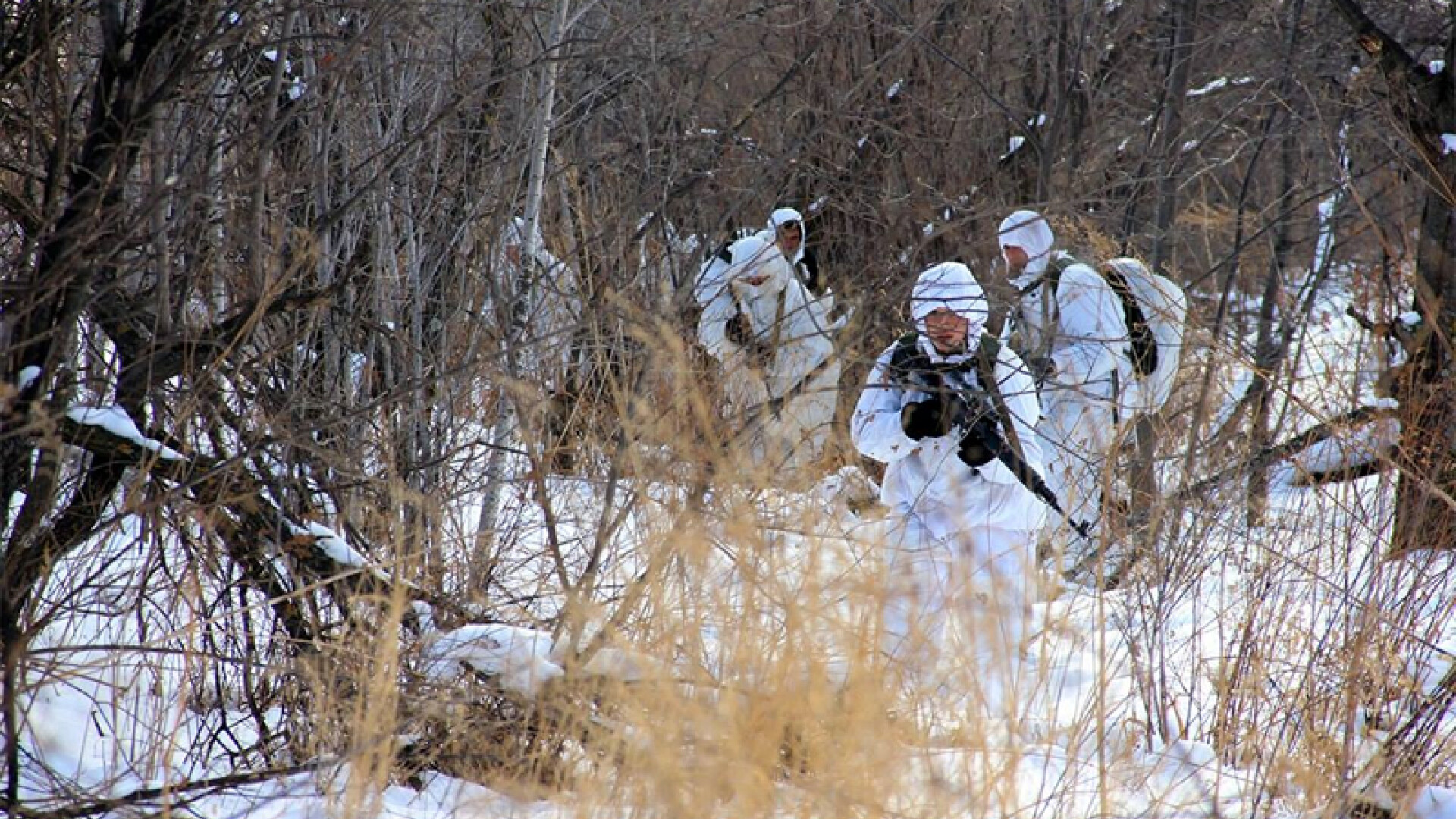 militari rusi la un exercitiu de iarna