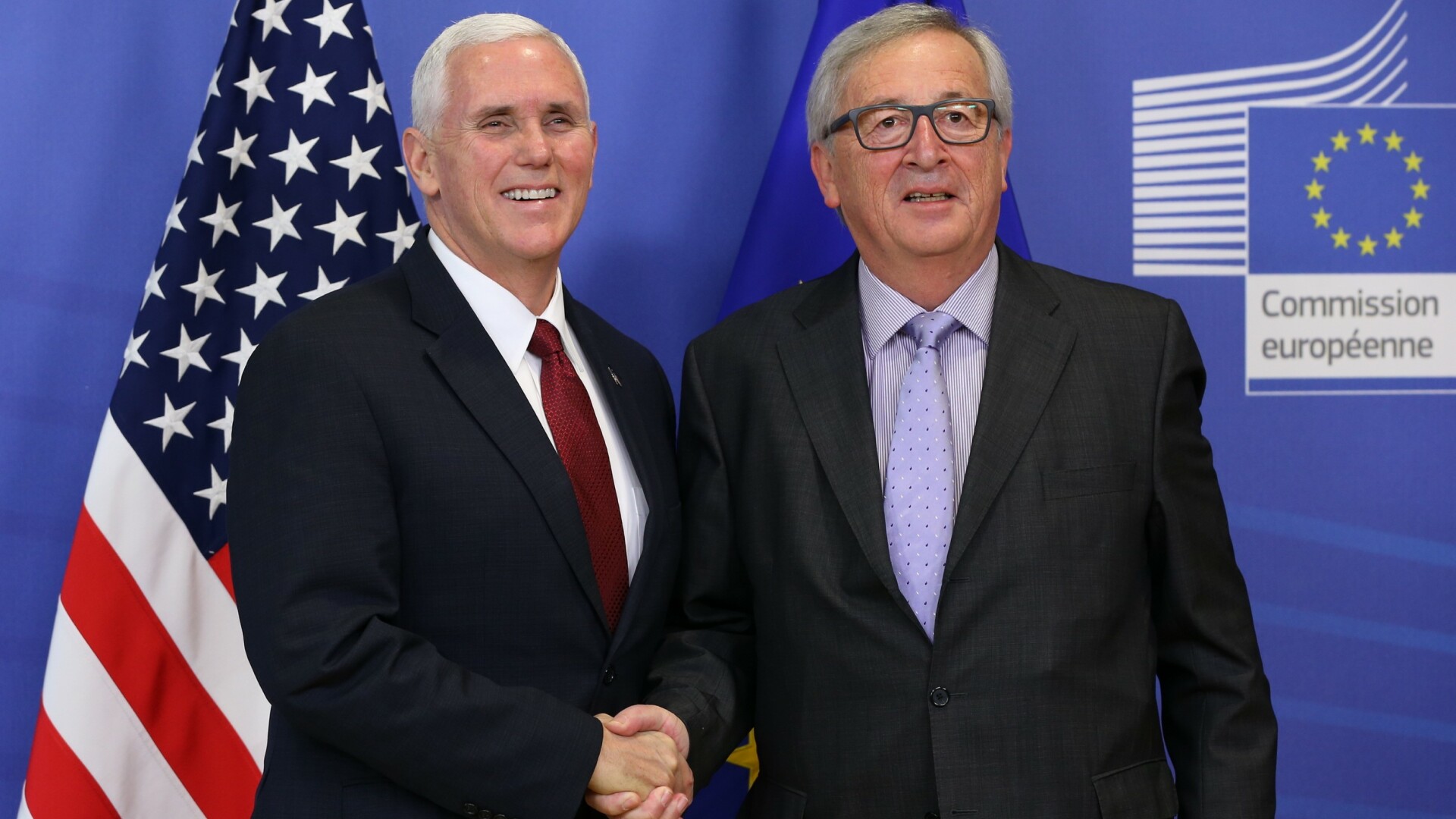 Mike Pence si Jean-Claude Juncker - Getty