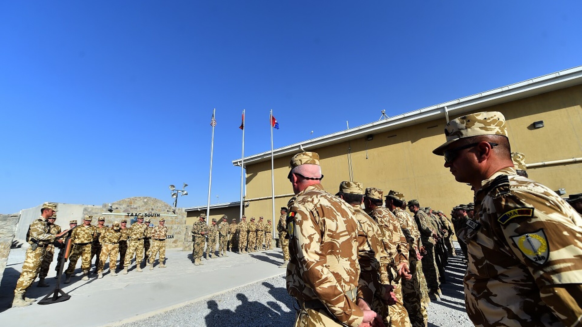 Mai multi ofiteri si subofiteri din armata romana participa la ceremonia transferului de autoritate intre rotatia 3 si rotatia 4 a echipei romane TAAC-South in baza militara din Kandahar, Afganistan.