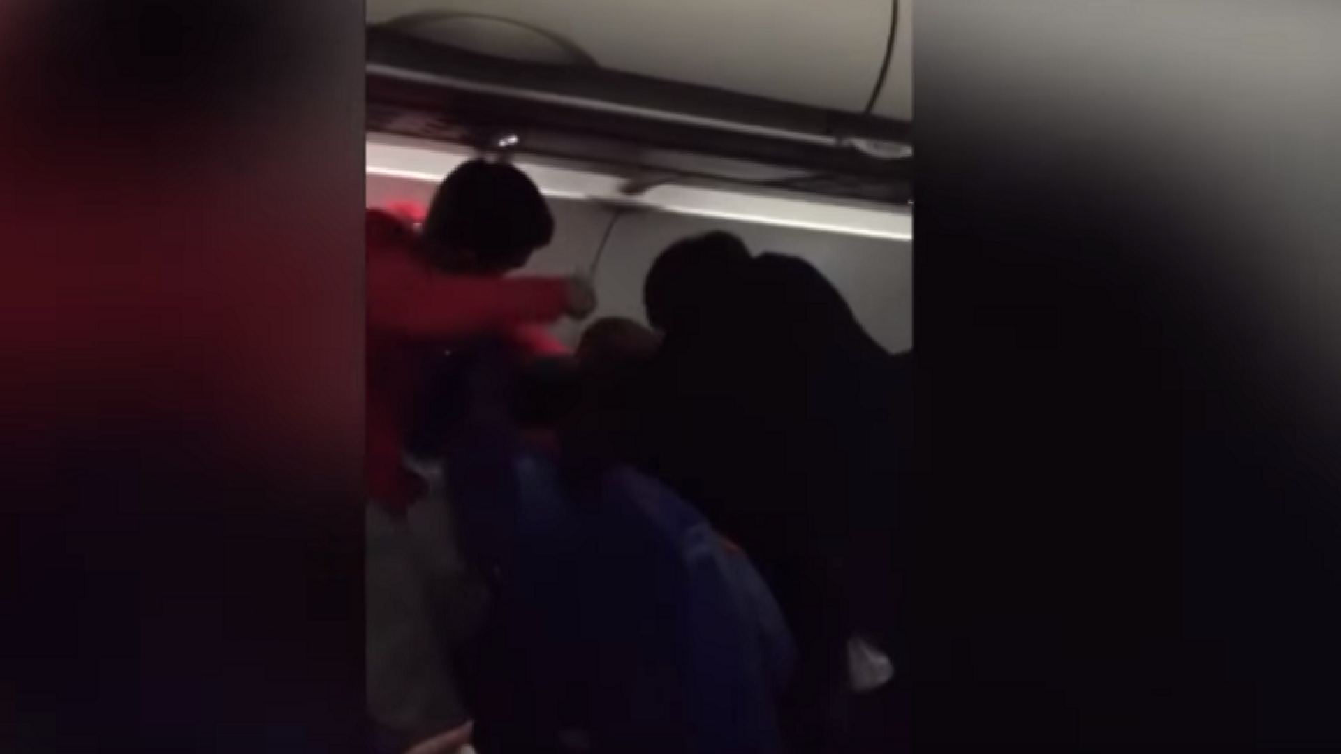 Bătaie într-un avion, după ce un pasager a început să fumeze